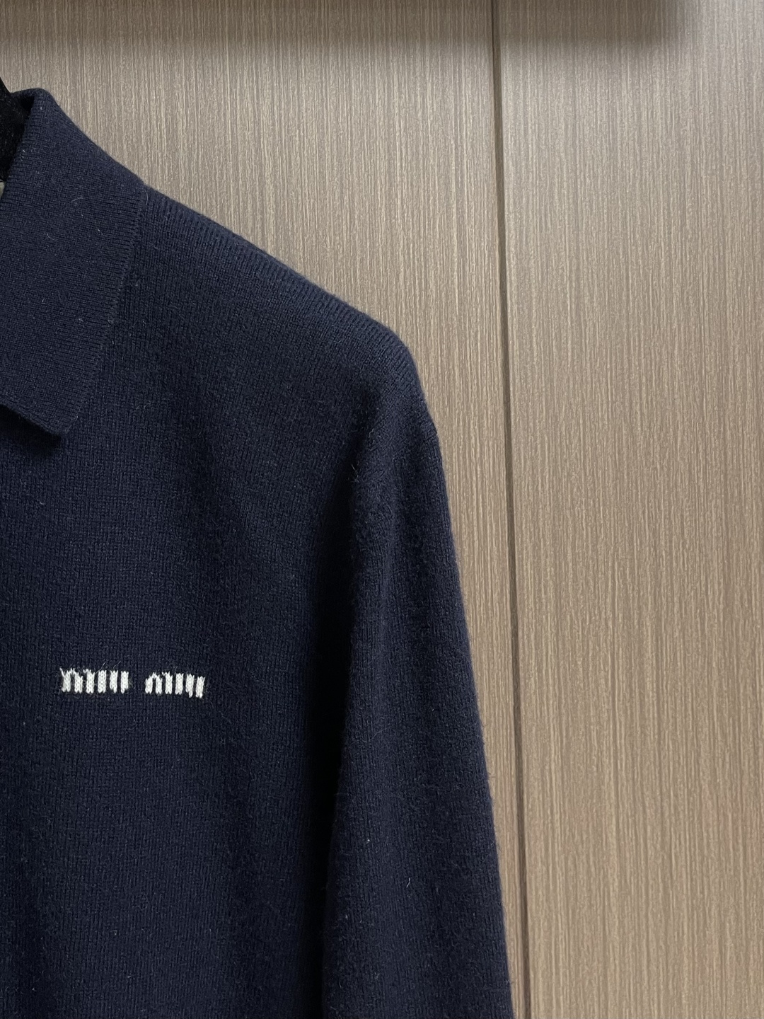 MIUMIU 2025SS秋冬新款男士羊毛针织POLO，上身绅士范十足。整件毛衣不单纹理工艺精美，走线更