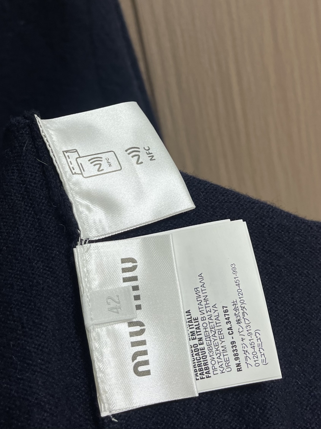 MIUMIU 2025SS秋冬新款男士羊毛针织POLO，上身绅士范十足。整件毛衣不单纹理工艺精美，走线更