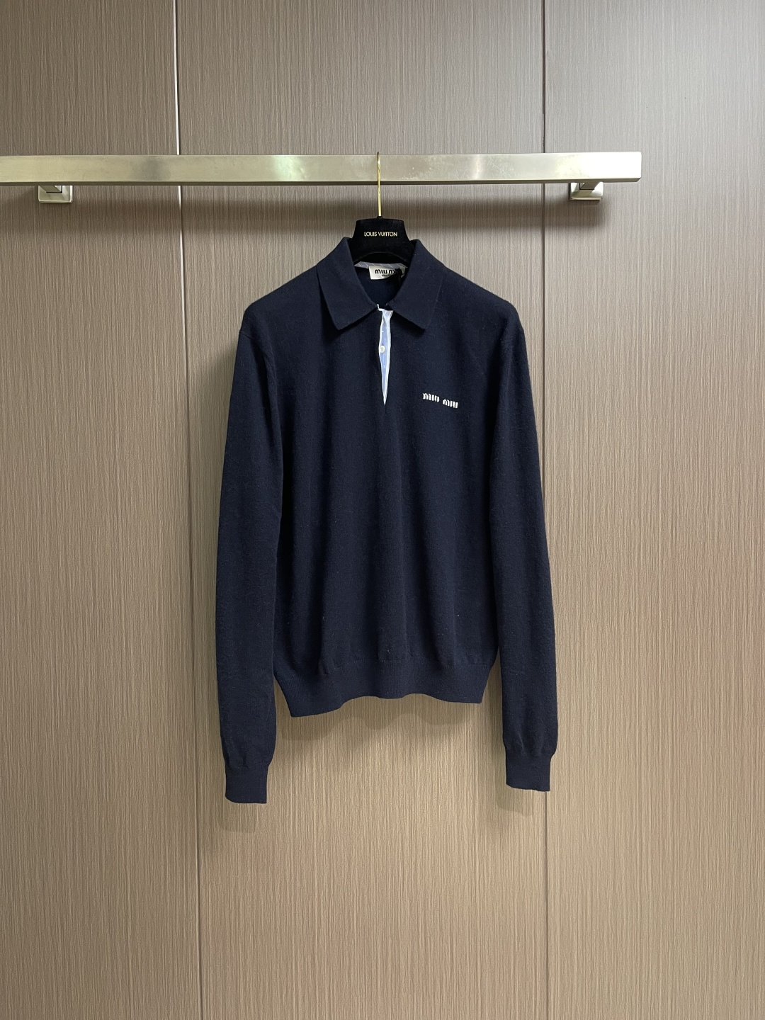 NO:611609,MIUMIU  2025SS new autumn and winter men's wool knitted POLO, the upper body is full of gentleman style. The whole sweater is not only exquisite in texture, but also the wiring is even and neat. The overall beauty and elegance ensure that the silhouette of the clothes is not easy to deform. The customized wool blended fabric is neither very loose nor very tight, and has very good recovery. A fashion item that is both cold-resistant and fashionable in autumn and winter. Size 42-44-46-48,,miumiu,sweaters,alexander  wang19860909MIUMIU 2025SS秋冬新款男士羊毛针织POLO,上身绅士范十足.整件毛衣不单纹理工艺精美,走线更是精工细作均匀整齐.整体美观大方保证了衣服的廓形不易变形.定制羊毛混纺面料,既不会很宽松也不会很紧绷,恢复性非常好.秋冬御寒与时尚兼备的一款时装单品.尺码42-44-46-48,,miumiu,sweaters,alexander wang,Men's clothing