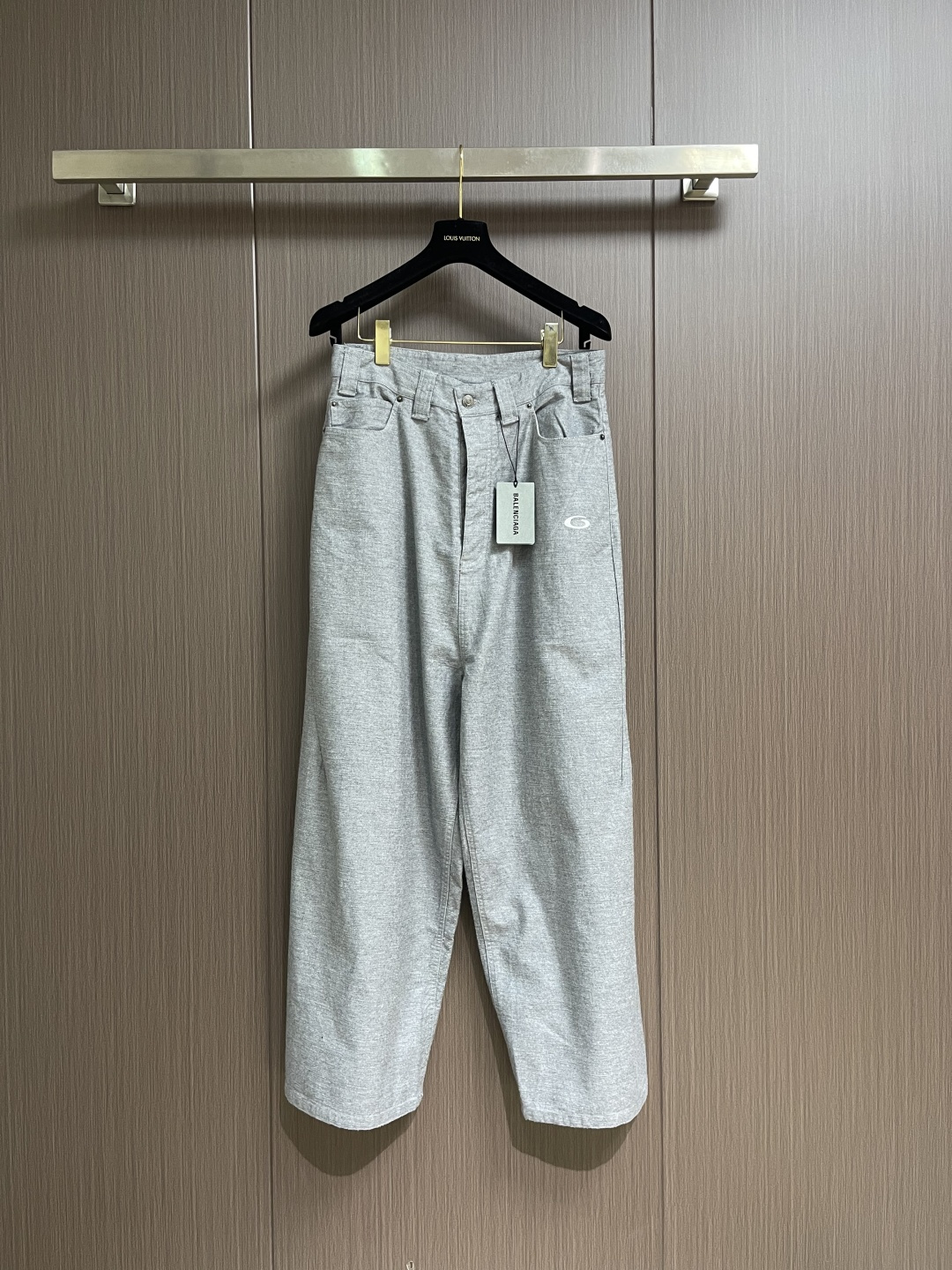 NO:644163,Jacket Pants Balenciaga Balenciaga 2025ss autumn and winter new cotton denim drawstring hooded sweatshirt sweatpants wide-leg pants suit, loose fit  , Customized high-gram washed cotton fabric, pocket sleeve hem, silhouette tailoring, metal zipper placket, brand logo embroidery on the chest, oblique large pocket design. Sizes S-XL,,balenciaga,balenciaga,hoodie,sweatshirts,jackets & coats,hats,alexander wang19860909外套 裤子 balenciaga 巴黎世家2025ss秋冬新款棉质牛仔布无抽绳兜帽卫衣卫裤阔腿裤套装,宽松版型 ,订制高克重洗水棉布面料,袋口衣袖下摆,廓形剪裁,金属拉链开合门襟,前胸品牌logo刺绣小标,斜插大口袋设计.尺码S-XL,,balenciaga,balenciaga,hoodie,sweatshirts,jackets & coats,hats,alexander wang,Men's clothing