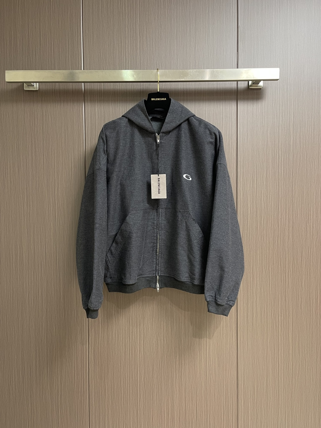 NO:644145,Jacket Pants Balenciaga Balenciaga 2025ss autumn and winter new cotton denim drawstring hooded sweatshirt sweatpants wide-leg pants suit, loose fit  , Customized high-gram washed cotton fabric, pocket sleeve hem, silhouette tailoring, metal zipper placket, brand logo embroidery on the chest, oblique large pocket design. Sizes S-XL,,balenciaga,balenciaga,hoodie,sweatshirts,jackets & coats,hats,alexander wang19860909外套 裤子 balenciaga 巴黎世家2025ss秋冬新款棉质牛仔布无抽绳兜帽卫衣卫裤阔腿裤套装,宽松版型 ,订制高克重洗水棉布面料,袋口衣袖下摆,廓形剪裁,金属拉链开合门襟,前胸品牌logo刺绣小标,斜插大口袋设计.尺码S-XL,,balenciaga,balenciaga,hoodie,sweatshirts,jackets & coats,hats,alexander wang,Men's clothing