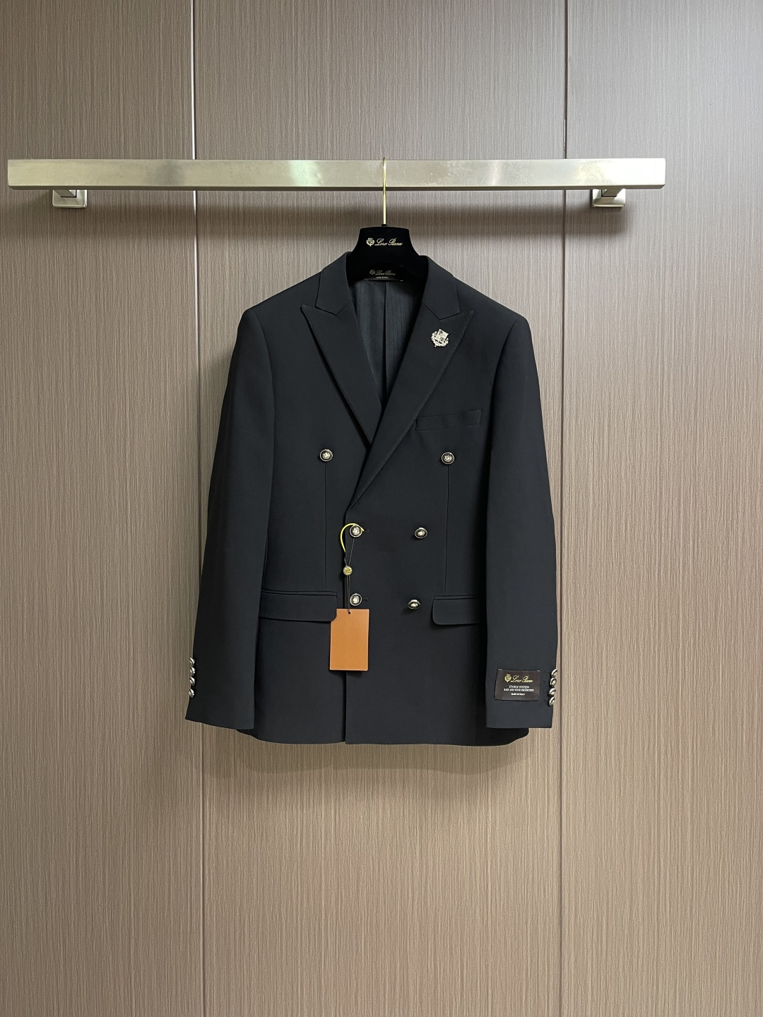 NO:611669,The whole set can be sold separately, single suit, trousers, LP Nuoyoupanya 2025ss autumn and winter catwalk style metal LOGO on the chest  Suit and trousers suit with hand logo logo on cuffs, neat and ergonomic tailoring, tall and handsome upper body, comfortable and slim fit, and gentlemanly demeanor at a glance. Selected fabrics, soft and delicate feel, good gloss and elasticity. This suit is a good choice for sportsmen. The silhouette and waist cut add more comfort to sportsmen's clothing, making them look slim but handsome. Sizes 46-56, suit size 46, length 70  Shoulder width 42.8, bust 100, size 48, length 72, shoulder width 44, bust 104, size 50, length 74, size 50, bust 108, size 52, length 76, size 52, bust 112, size 54, length 78, size 54, length 78, size 56, length 80, size 56, shoulder width 48.8, bust 120, trousers  Size 46 pants length 109 Waist 77 Hips 98.8 Size 48 pants length 112 Waist 81 Hips 102 Size 50 pants length 115 Waist 85 Hips 105.2 Size 52 pants length 117 Waist 89 Hips 108.4 Size 54 pants length 119 Waist 93 Hips 111.6 Size 56 pants length 121  Waist 97 Hips 114.8, loro piana, business suit, alexander wang19860909整套 可拆卖 单西服 西裤 LP 诺悠翩雅 2025ss秋冬走秀款胸前金属LOGO 袖口手标标识西装西服西裤套装,利落而符合人体工学的剪裁,上身挺拔帅气,舒适修身,绅士风度一览无遗.精选面料,手感柔软而细腻,光泽和弹性较好.配此款西装是型男们不错的选择,廓型感和收腰剪裁,为型男们的着装平添更多舒适度,显瘦而不失帅气.尺码46-56 西服 46码衣长70 肩宽42.8胸围100 48码衣长72 肩宽44胸围104 50码衣长74 肩宽45.2胸围108 52码衣长76 肩宽46.2胸围112 54码衣长78 肩宽47.6胸围116 56码衣长80 肩宽48.8胸围120 西裤 46码裤长109 腰围77 臀围98.8 48码裤长112 腰围81臀围102 50码裤长115 腰围85 臀围105.2 52码裤长117 腰围89 臀围108.4 54码裤长119 腰围93 臀围111.6 56码裤长121 腰围97 臀围114.8,,loro piana,business suit,alexander wang,Men's clothing