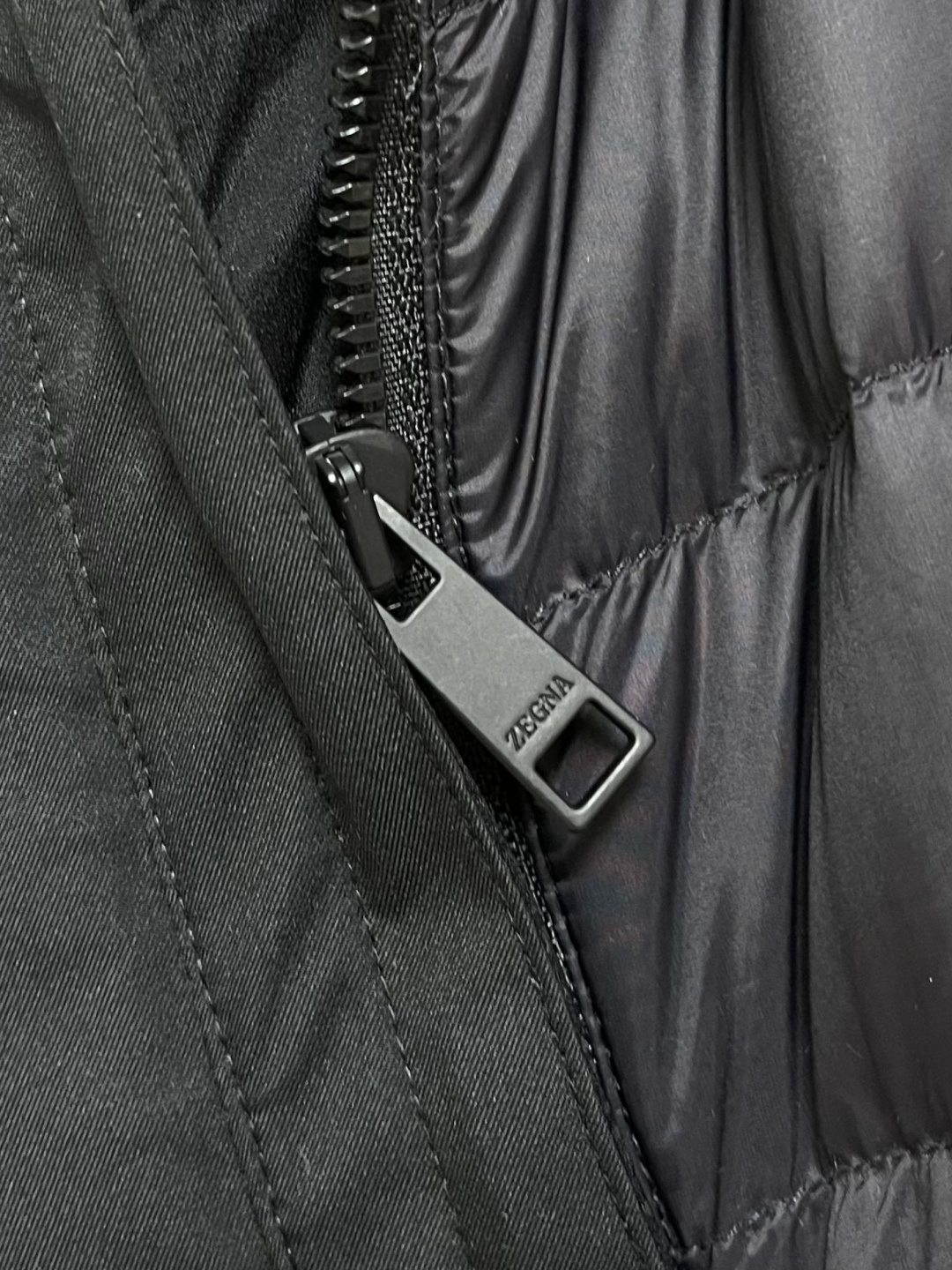 Prada 2025FW秋冬新品三合一灯芯绒连帽羽绒服，高端灯芯绒的主要原料以优质棉纤维棉混纺交织，以提