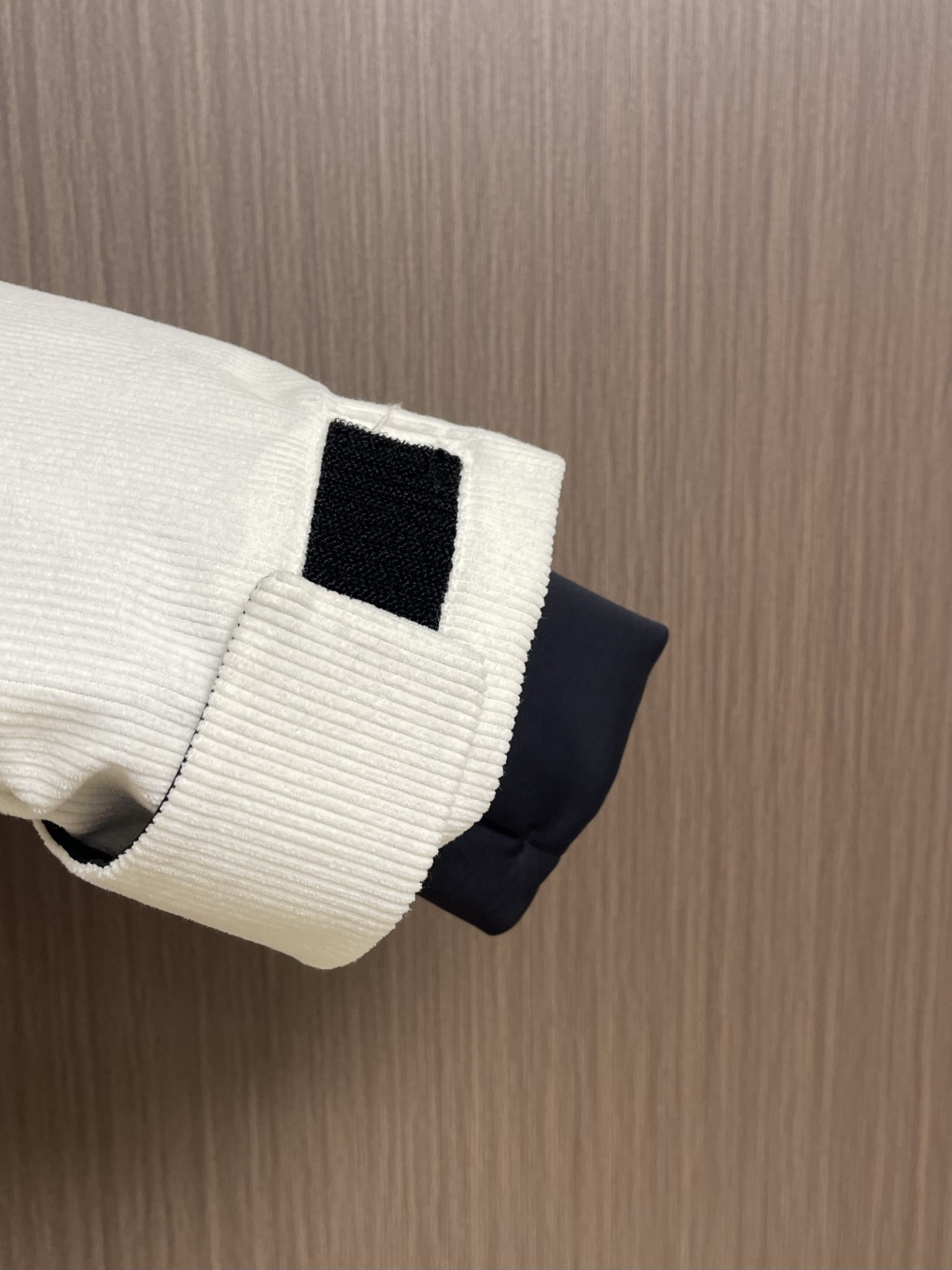 Prada 2025FW秋冬新品三合一灯芯绒连帽羽绒服，高端灯芯绒的主要原料以优质棉纤维棉混纺交织，以提