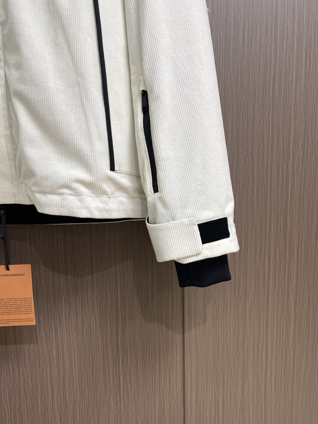 Prada 2025FW秋冬新品三合一灯芯绒连帽羽绒服，高端灯芯绒的主要原料以优质棉纤维棉混纺交织，以提