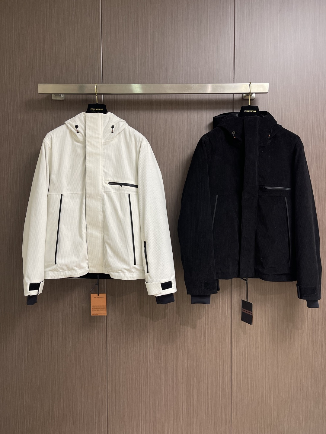 Prada 2025FW秋冬新品三合一灯芯绒连帽羽绒服，高端灯芯绒的主要原料以优质棉纤维棉混纺交织，以提