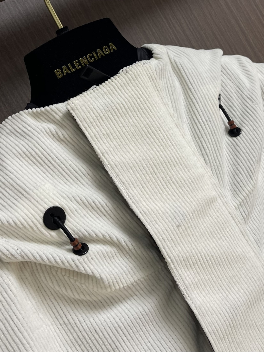 Prada 2025FW秋冬新品三合一灯芯绒连帽羽绒服，高端灯芯绒的主要原料以优质棉纤维棉混纺交织，以提