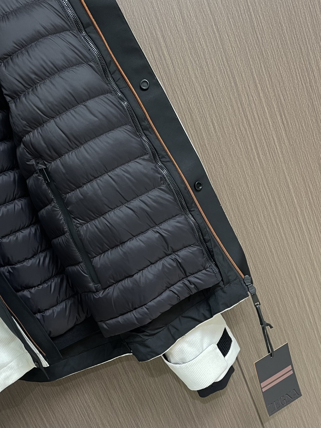 Prada 2025FW秋冬新品三合一灯芯绒连帽羽绒服，高端灯芯绒的主要原料以优质棉纤维棉混纺交织，以提