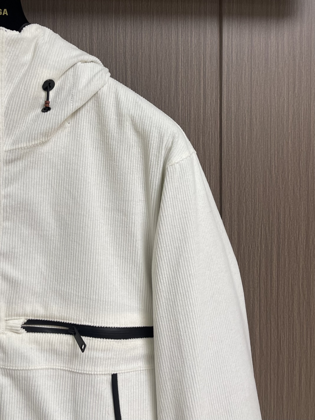 Prada 2025FW秋冬新品三合一灯芯绒连帽羽绒服，高端灯芯绒的主要原料以优质棉纤维棉混纺交织，以提