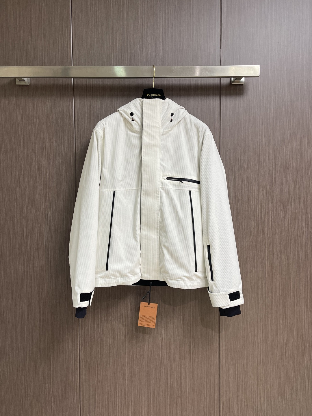 Prada 2025FW秋冬新品三合一灯芯绒连帽羽绒服，高端灯芯绒的主要原料以优质棉纤维棉混纺交织，以提