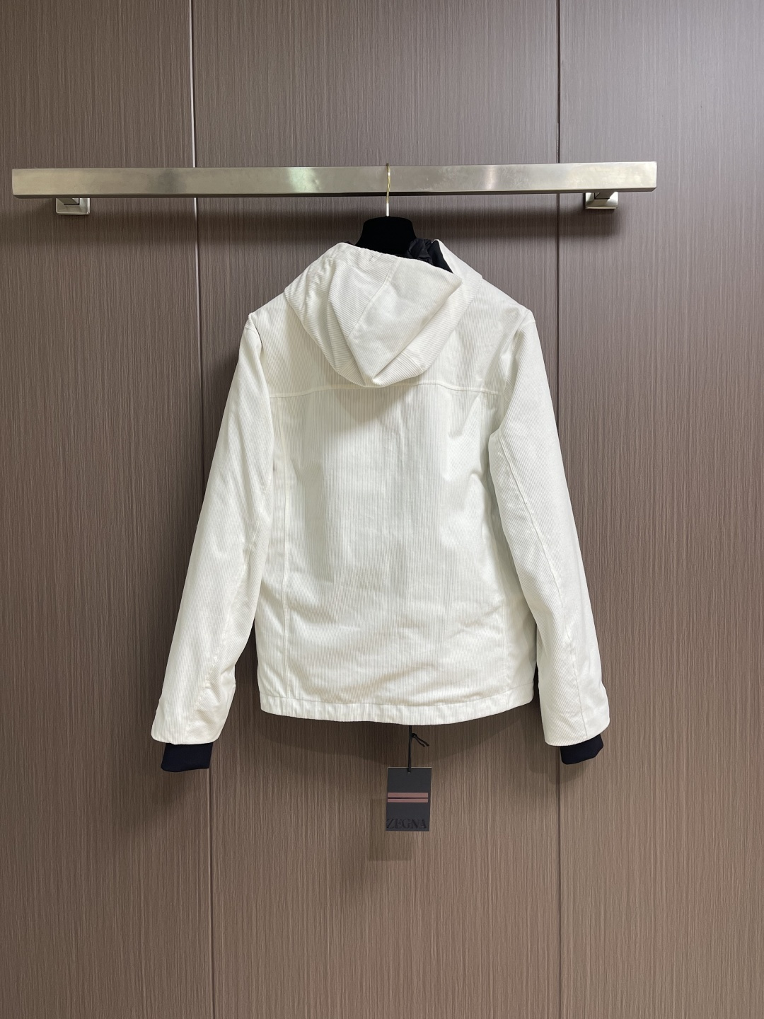 Prada 2025FW秋冬新品三合一灯芯绒连帽羽绒服，高端灯芯绒的主要原料以优质棉纤维棉混纺交织，以提