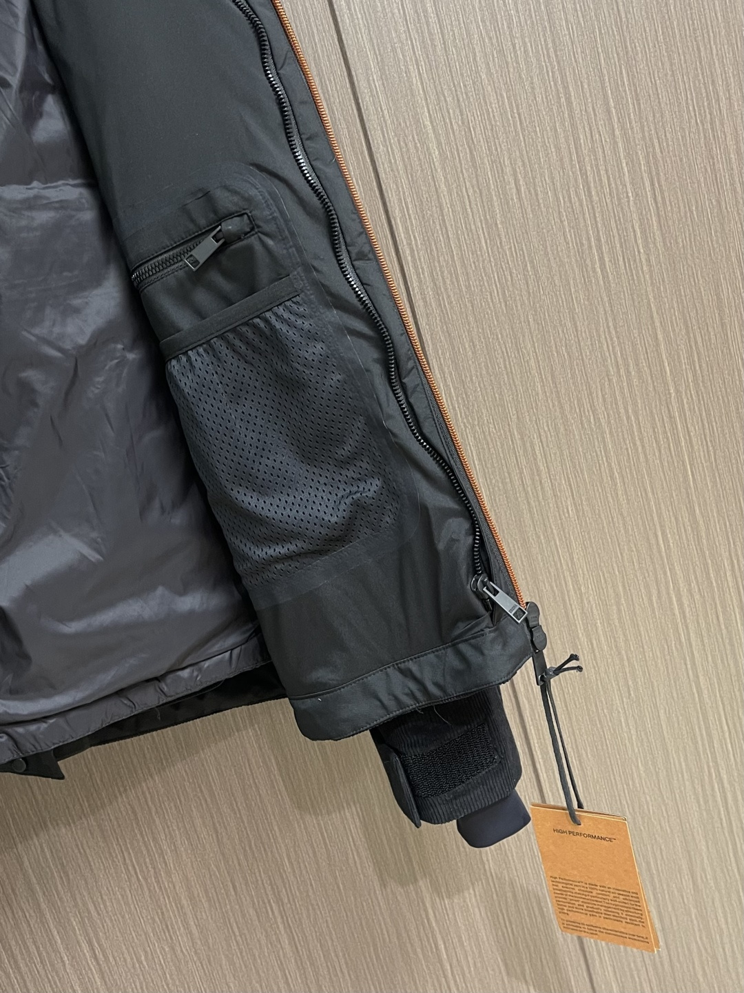 Prada 2025FW秋冬新品三合一灯芯绒连帽羽绒服，高端灯芯绒的主要原料以优质棉纤维棉混纺交织，以提