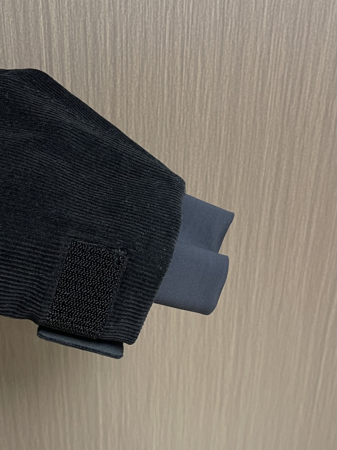 Prada 2025FW秋冬新品三合一灯芯绒连帽羽绒服，高端灯芯绒的主要原料以优质棉纤维棉混纺交织，以提