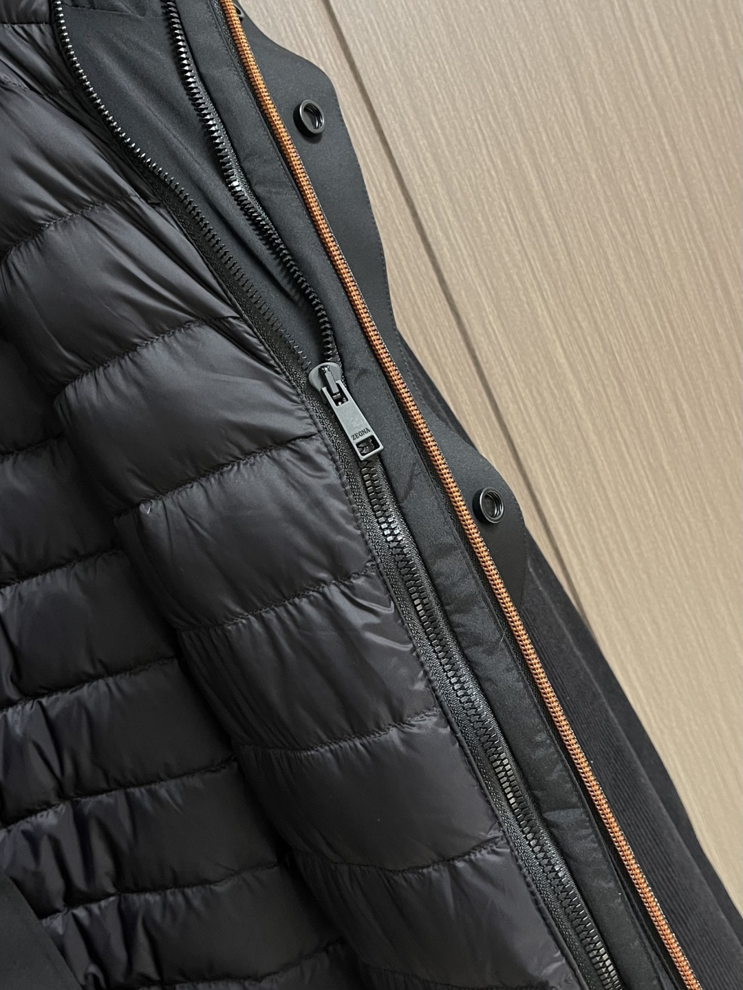 Prada 2025FW秋冬新品三合一灯芯绒连帽羽绒服，高端灯芯绒的主要原料以优质棉纤维棉混纺交织，以提