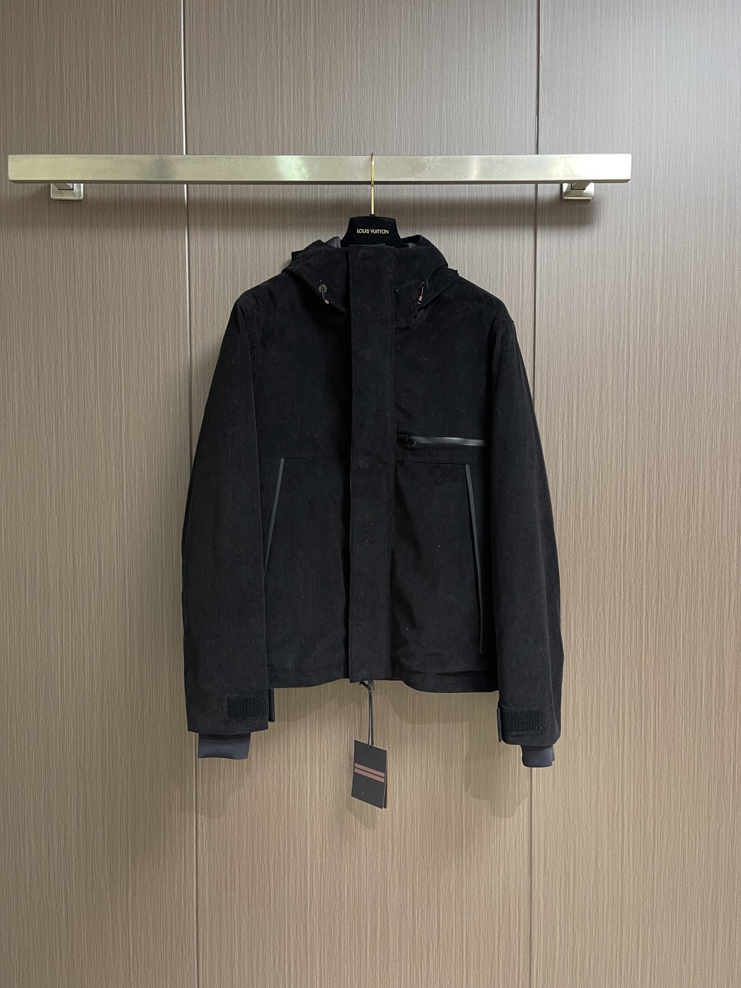 Prada 2025FW秋冬新品三合一灯芯绒连帽羽绒服，高端灯芯绒的主要原料以优质棉纤维棉混纺交织，以提