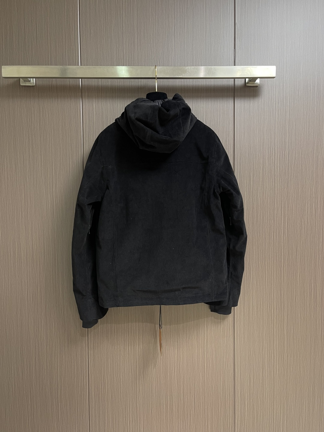 Prada 2025FW秋冬新品三合一灯芯绒连帽羽绒服，高端灯芯绒的主要原料以优质棉纤维棉混纺交织，以提