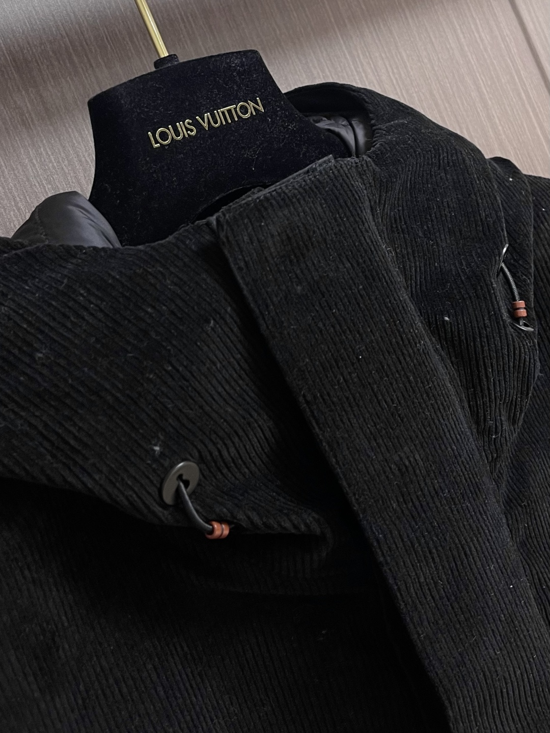 Prada 2025FW秋冬新品三合一灯芯绒连帽羽绒服，高端灯芯绒的主要原料以优质棉纤维棉混纺交织，以提