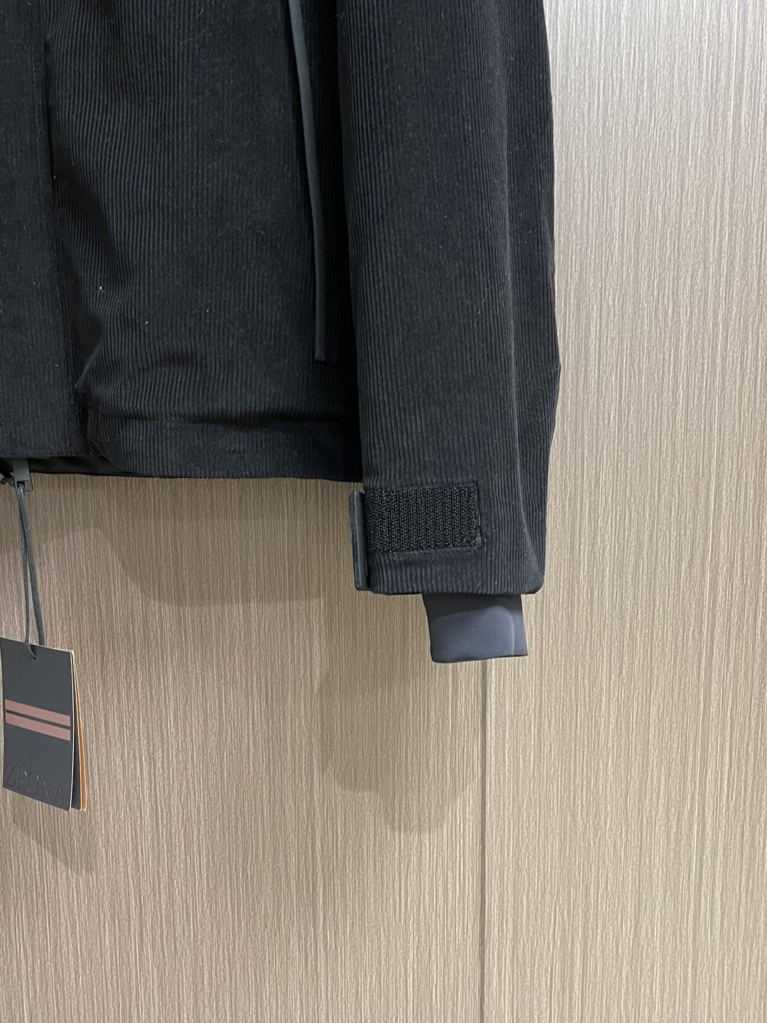 Prada 2025FW秋冬新品三合一灯芯绒连帽羽绒服，高端灯芯绒的主要原料以优质棉纤维棉混纺交织，以提