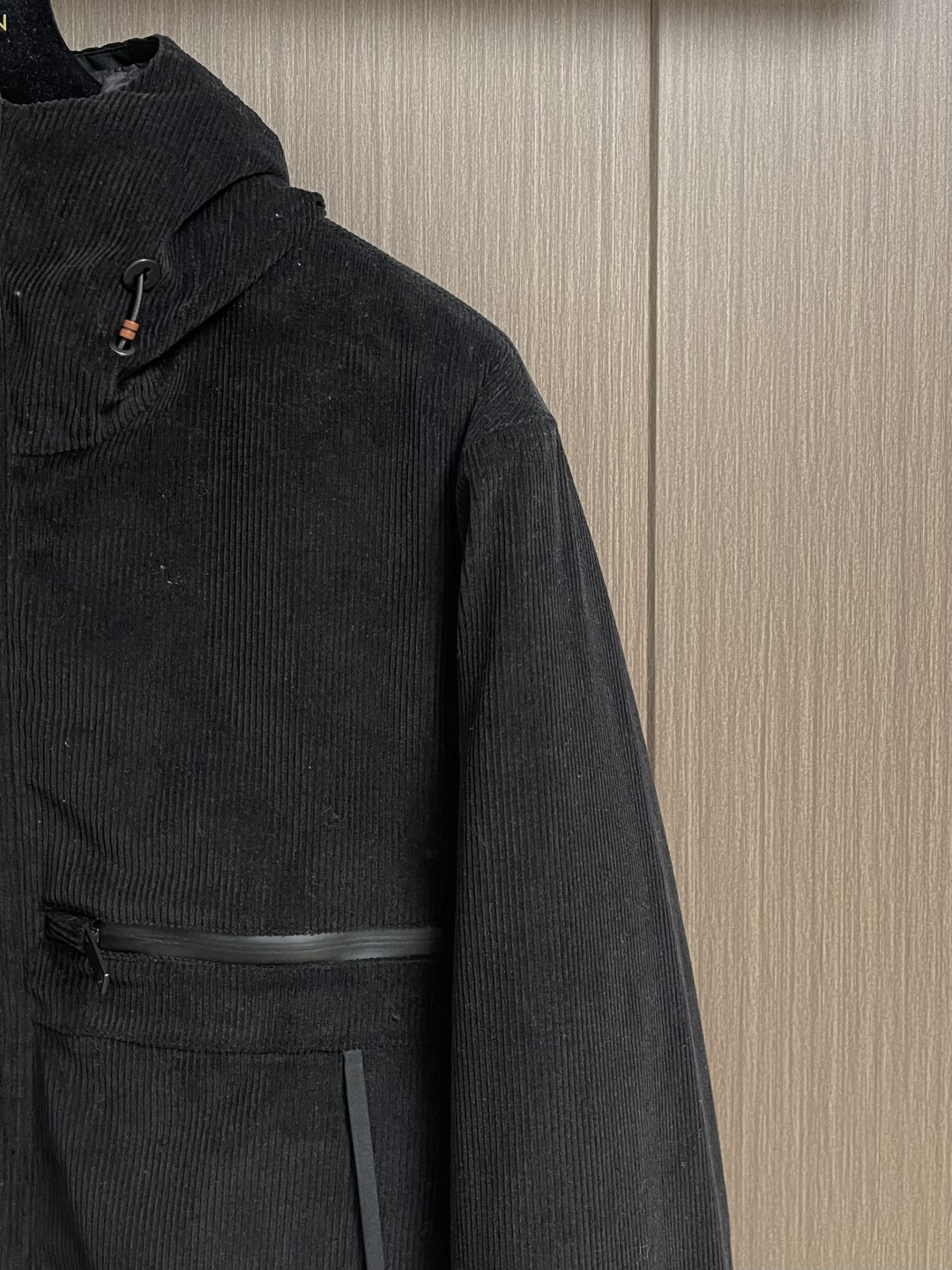 Prada 2025FW秋冬新品三合一灯芯绒连帽羽绒服，高端灯芯绒的主要原料以优质棉纤维棉混纺交织，以提