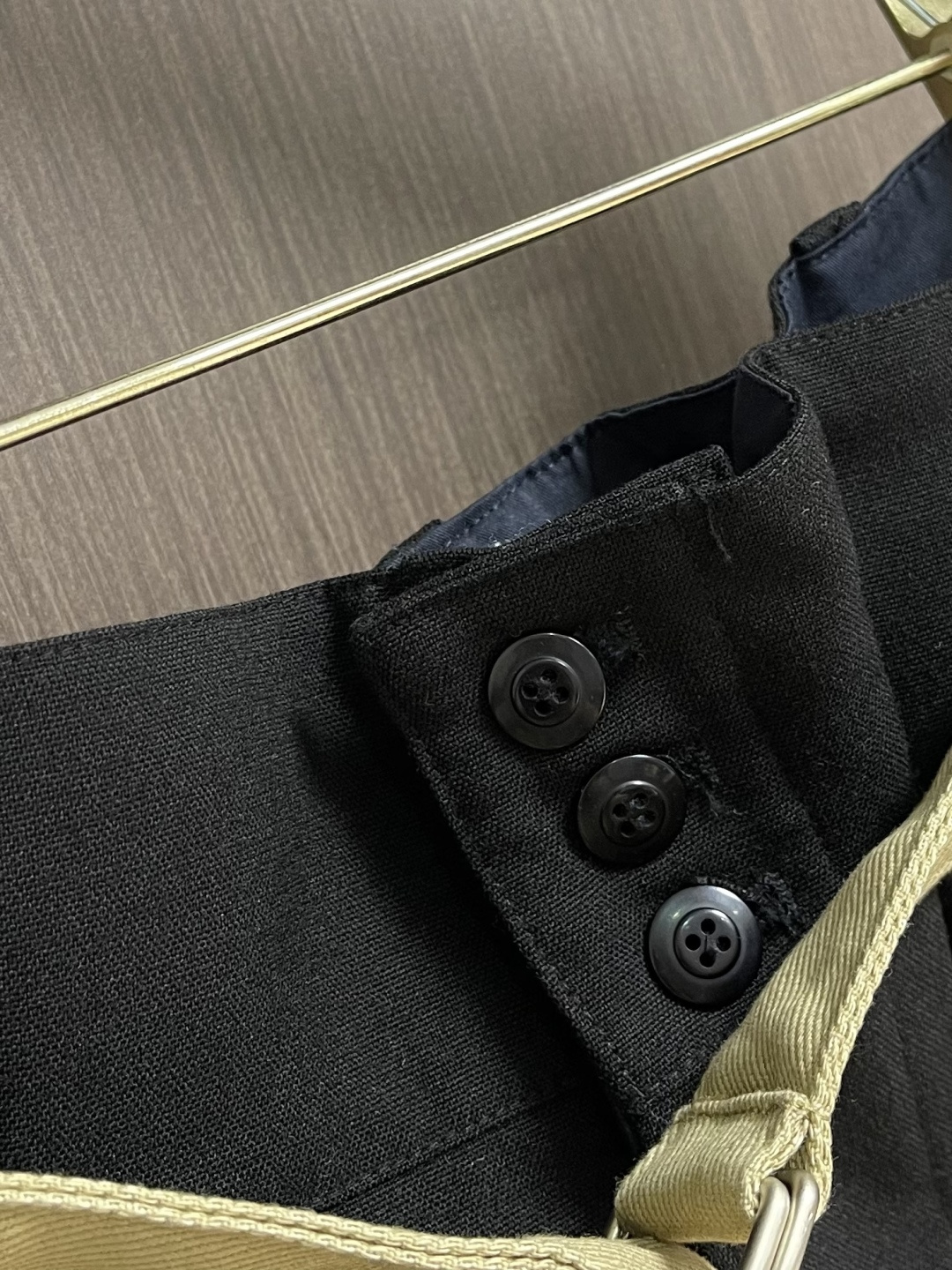 Maison Margiela MM6 明线直筒休闲裤，定制珀光细梭羊毛丝绒料，一条隐匿的亮纱嵌线藏于侧