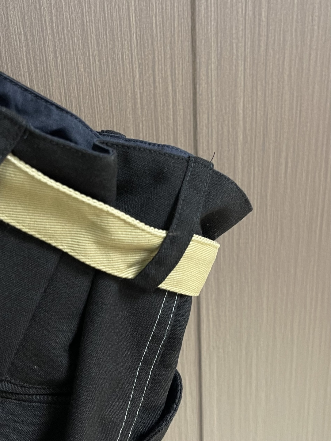 Maison Margiela MM6 明线直筒休闲裤，定制珀光细梭羊毛丝绒料，一条隐匿的亮纱嵌线藏于侧