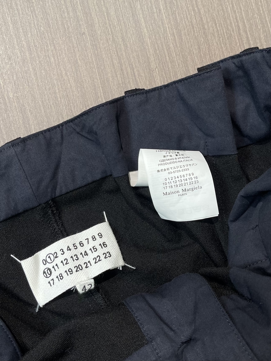 Maison Margiela MM6 明线直筒休闲裤，定制珀光细梭羊毛丝绒料，一条隐匿的亮纱嵌线藏于侧