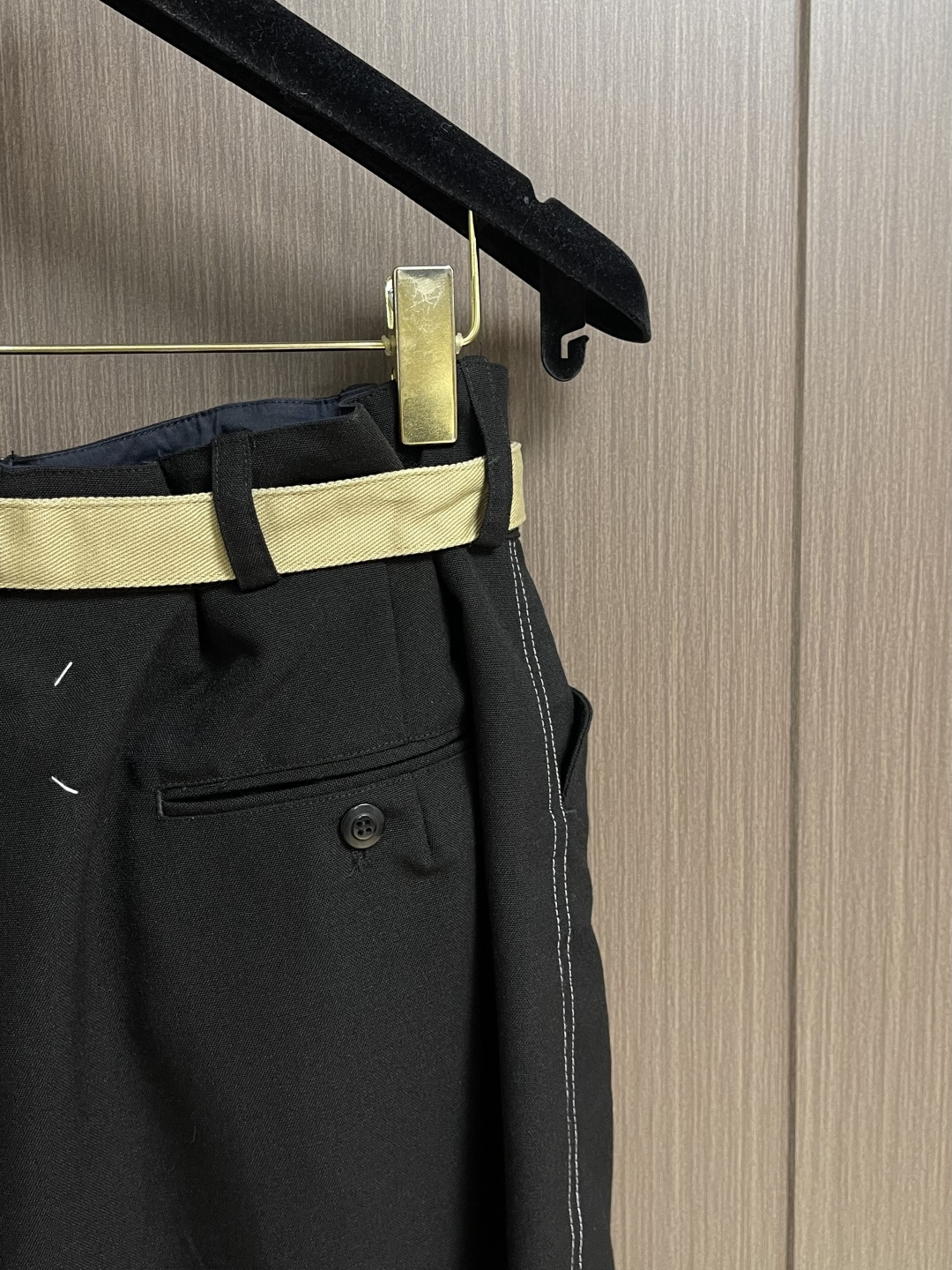 Maison Margiela MM6 明线直筒休闲裤，定制珀光细梭羊毛丝绒料，一条隐匿的亮纱嵌线藏于侧