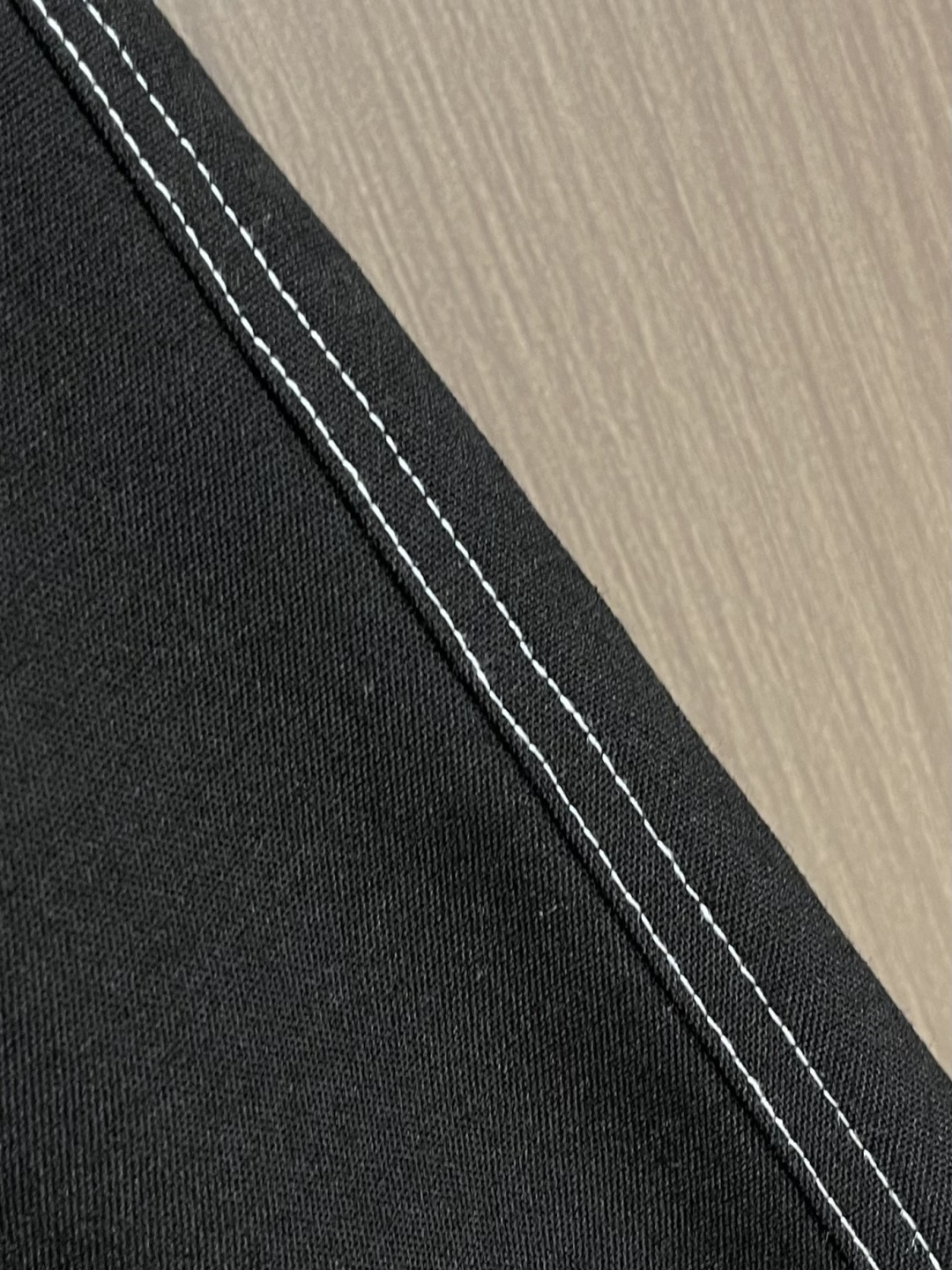 Maison Margiela MM6 明线直筒休闲裤，定制珀光细梭羊毛丝绒料，一条隐匿的亮纱嵌线藏于侧