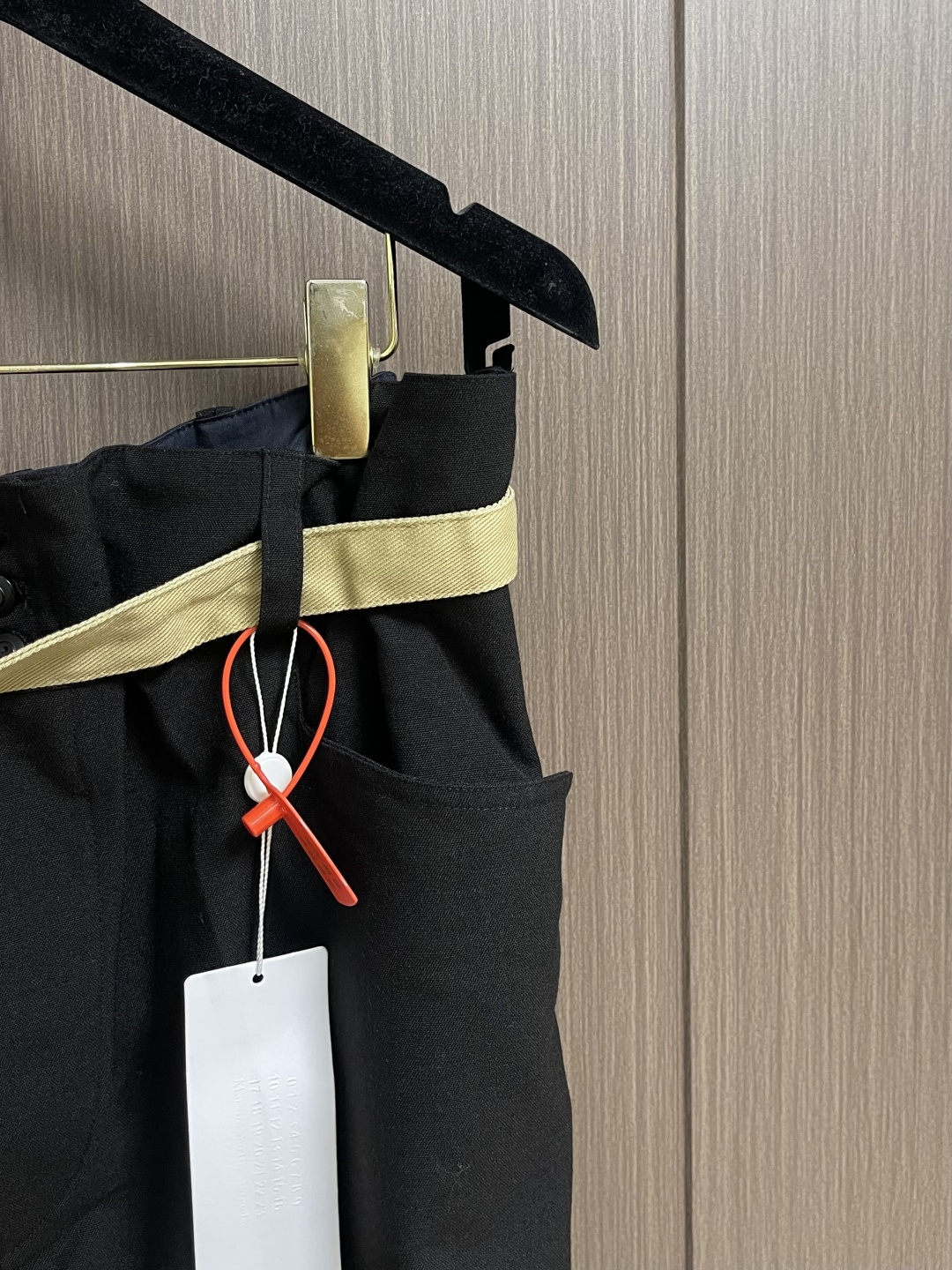 Maison Margiela MM6 明线直筒休闲裤，定制珀光细梭羊毛丝绒料，一条隐匿的亮纱嵌线藏于侧