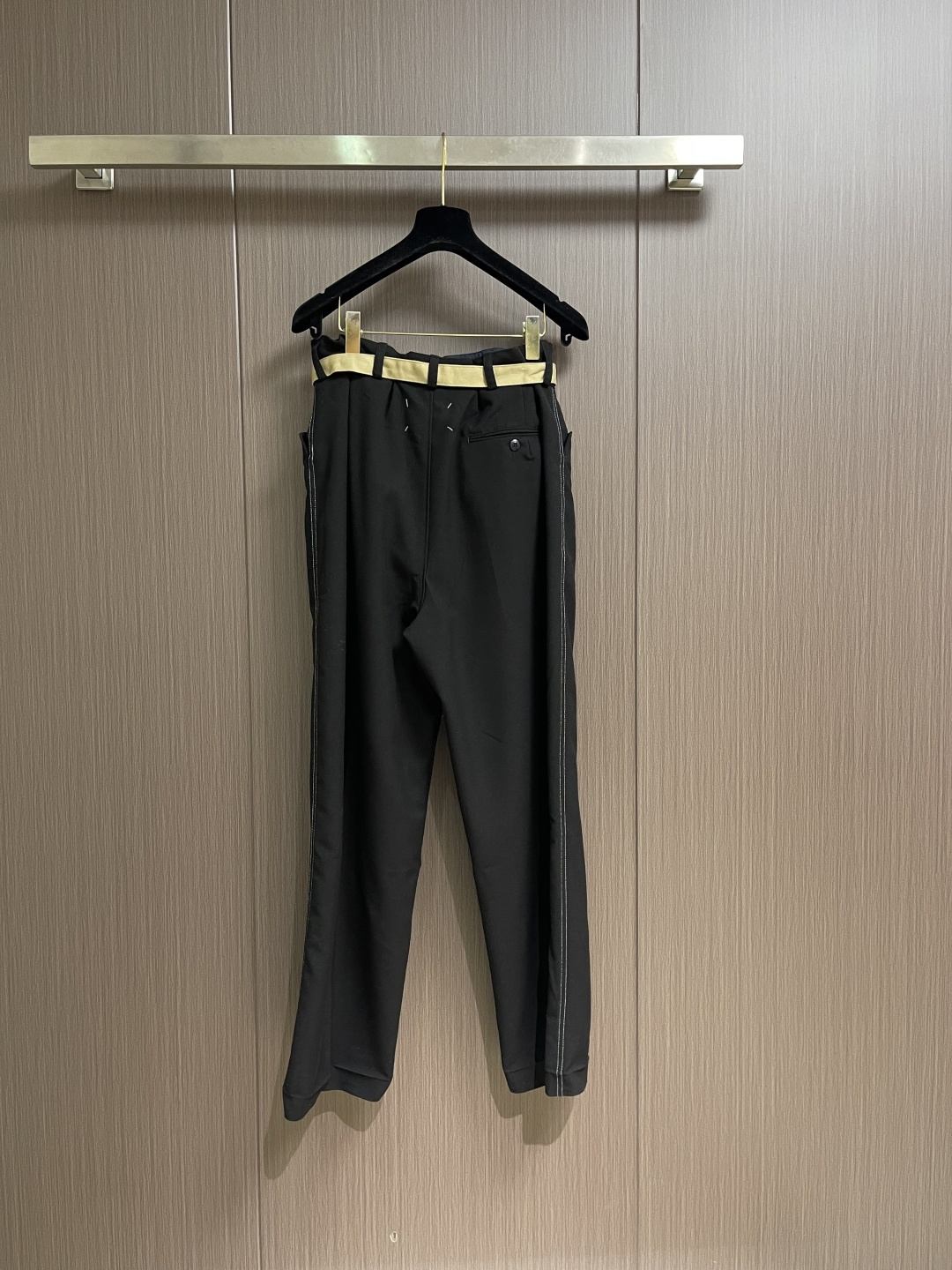 Maison Margiela MM6 明线直筒休闲裤，定制珀光细梭羊毛丝绒料，一条隐匿的亮纱嵌线藏于侧