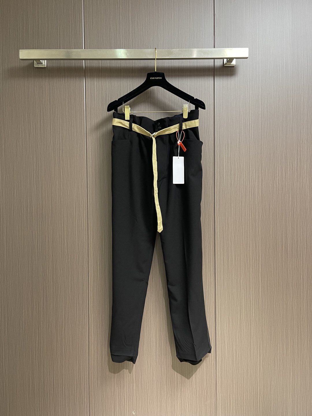 NO:611595,Maison Margiela MM6 topstitched straight casual pants, made of custom-made polished fine-woven wool velvet. A hidden bright gauze welt is hidden in the side seam, which visually stretches the leg length vertically. The iconic Margiela brand four-corner stitching on the back panel highlights the brand style and hides it from the public.  The interweaving of light and shadow between the Xianyu Zhi belt and the fabric makes every inch of texture tell the story of low-key luxury. Each piece is hand-sewn by the master to ensure the accuracy of position and spacing. The hand-stitching process can better reflect the craftsman's exquisite skills and control of details. Size 40-42-44-46 S-XL, masion margiela, masion margiela, alexander wang19860909Maison Margiela MM6 明线直筒休闲裤,定制珀光细梭羊毛丝绒料,一条隐匿的亮纱嵌线藏于侧缝,视觉上纵向拉伸腿长,后幅以标志性马吉拉品牌四角缝线彰显品牌风范,隐于众 显于智腰带与面料的光影交织,让每一寸肌理都诉说着低调的奢华.每件皆由师傅纯手工缝标,可以确保位置和间距的准确率,手缝工艺更能体现匠人的精湛技艺和对细节的把控.尺码40-42-44-46 S-XL,,masion margiela,masion margiela,alexander wang,Men's clothing