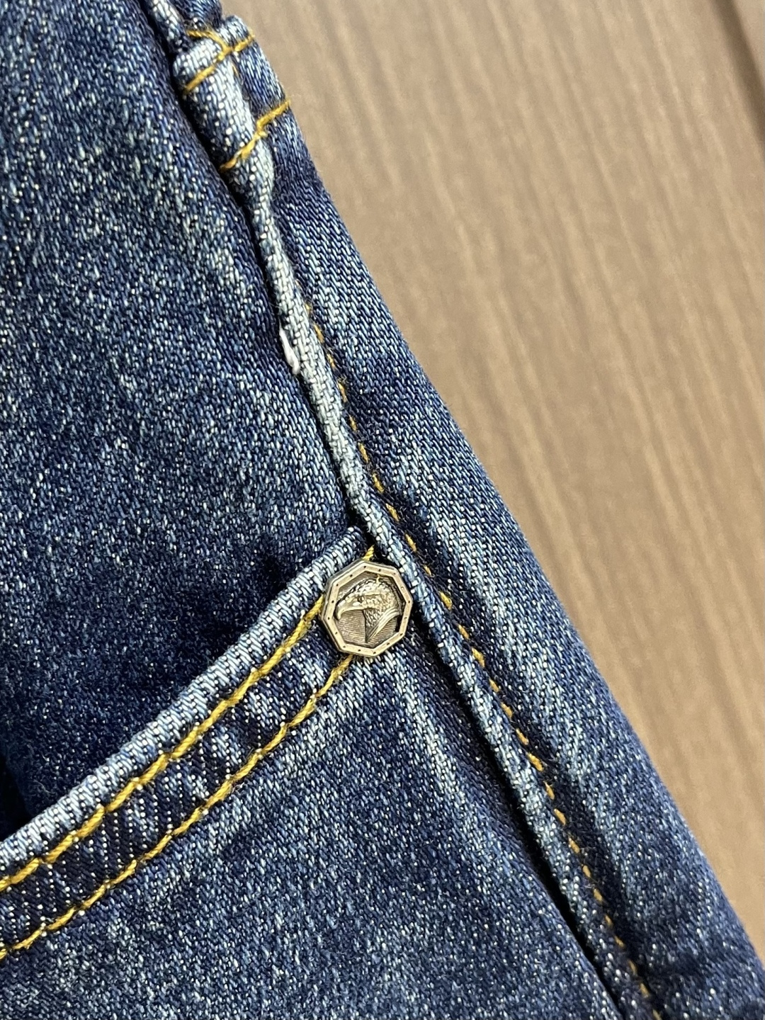 SR家族（史蒂芬） 2025SS早秋后袋经典鹰标丹宁牛仔裤，丹宁牛仔裤属于衣橱的必备单品，属于日常混搭和