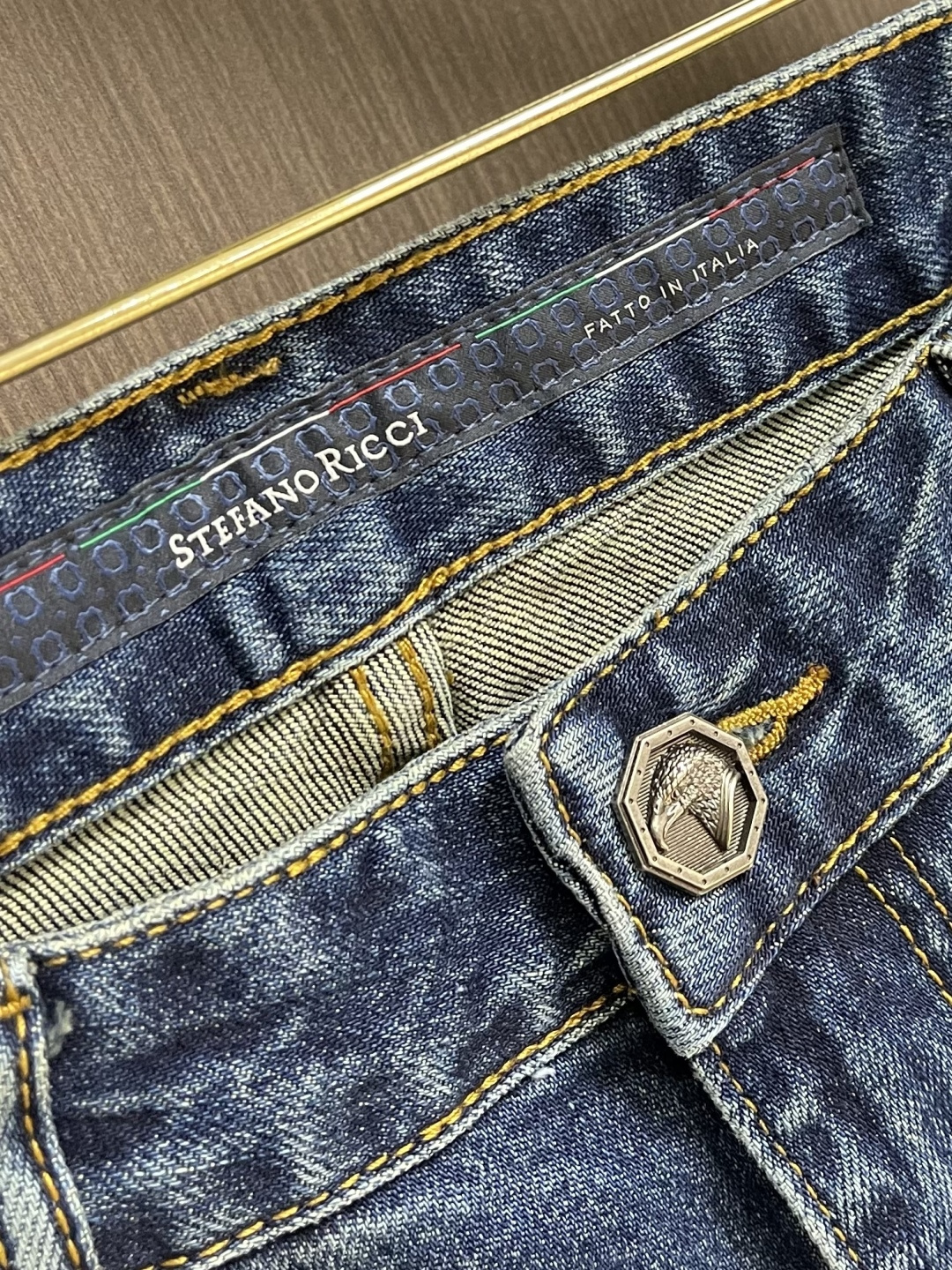 SR家族（史蒂芬） 2025SS早秋后袋经典鹰标丹宁牛仔裤，丹宁牛仔裤属于衣橱的必备单品，属于日常混搭和