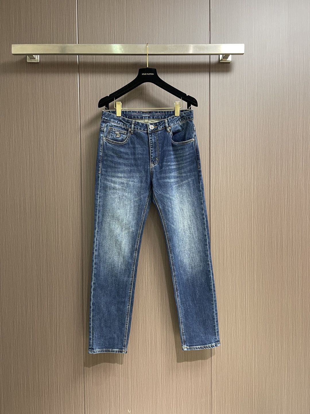 NO:609603,SR Family (Stephen) 2025SS Early Autumn Back Pocket Classic Eagle Label Denim Jeans. Denim jeans are a must-have item in the wardrobe. They are a tool for daily mixing and styling. They exude natural and original charm. They are like a work of art!  The accent is very good!  The details are exquisite and the accessories are all supplied by foreign customers. The iconic metal eagle mark is a soul-like existence, which highlights the high-end sense of the brand details. The tailoring is first-class, the hip lifting and slimming effect is excellent, and the appearance is excellent. Sizes 29-38, yes 35, no 37,,jeans,alexander wang19860909SR家族（史蒂芬） 2025SS早秋后袋经典鹰标丹宁牛仔裤,丹宁牛仔裤属于衣橱的必备单品,属于日常混搭和造型的利器,散发着天然的原始魅力,它俨然是一种艺术品,！腔调特别足！细节匠心考究,辅料皆为外商客供,标志性金属鹰标属于灵魂式的存在,彰显了品牌细节的高级感,剪裁一流,提臀修身效果绝佳,品相极好.尺码29-38 有35 无37,,jeans,alexander wang,Men's clothing