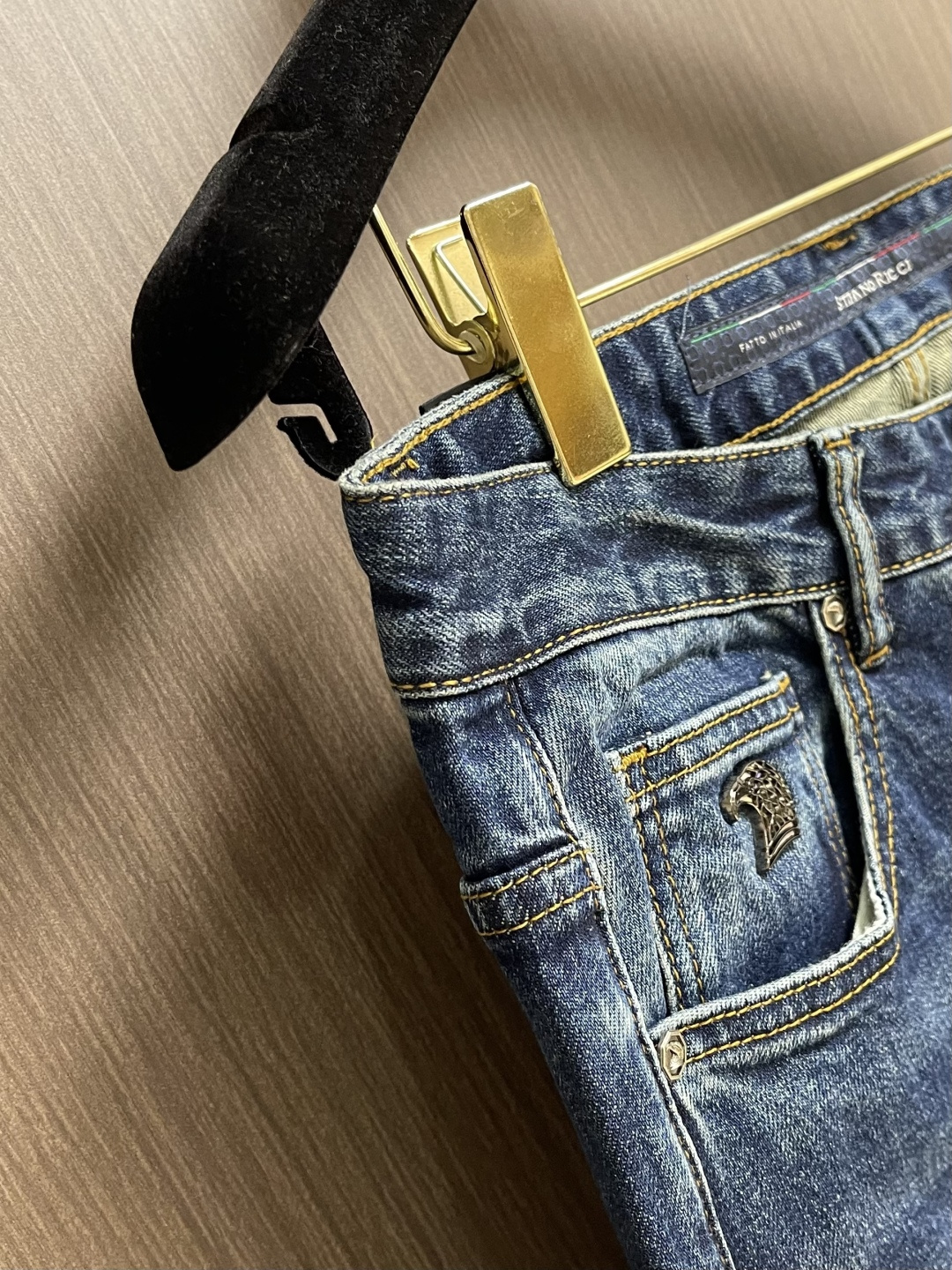 SR家族（史蒂芬） 2025SS早秋后袋经典鹰标丹宁牛仔裤，丹宁牛仔裤属于衣橱的必备单品，属于日常混搭和