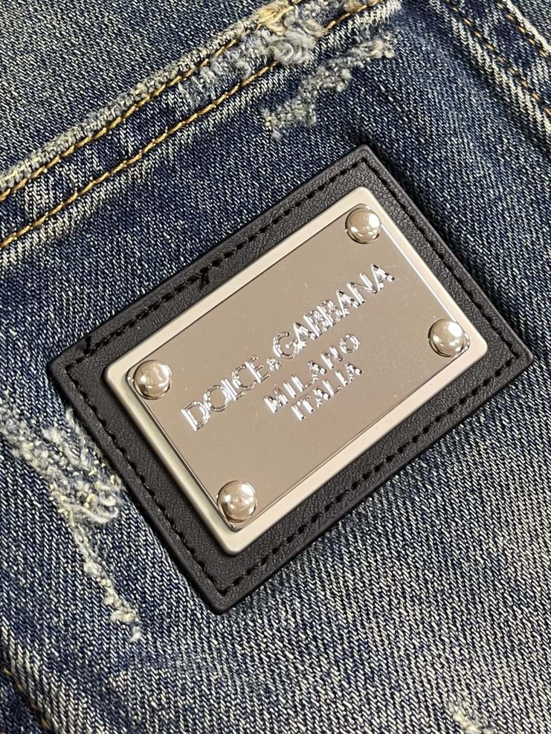 DG 2025SS新款标识牛仔长裤，生活休闲日常皆宜。选用的牛仔布料全部经过多道工序洗水、打磨、做旧处理