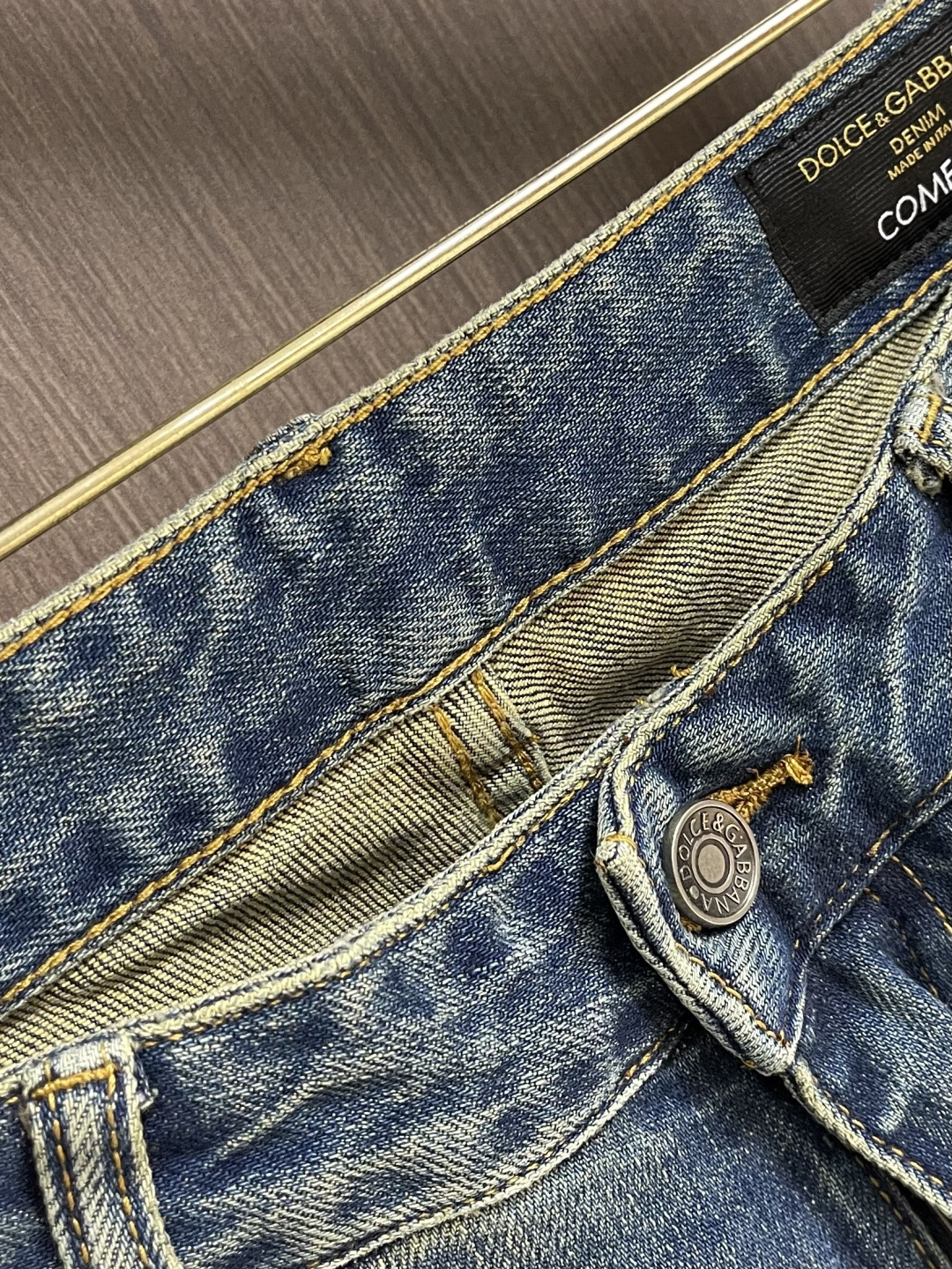 DG 2025SS新款标识牛仔长裤，生活休闲日常皆宜。选用的牛仔布料全部经过多道工序洗水、打磨、做旧处理