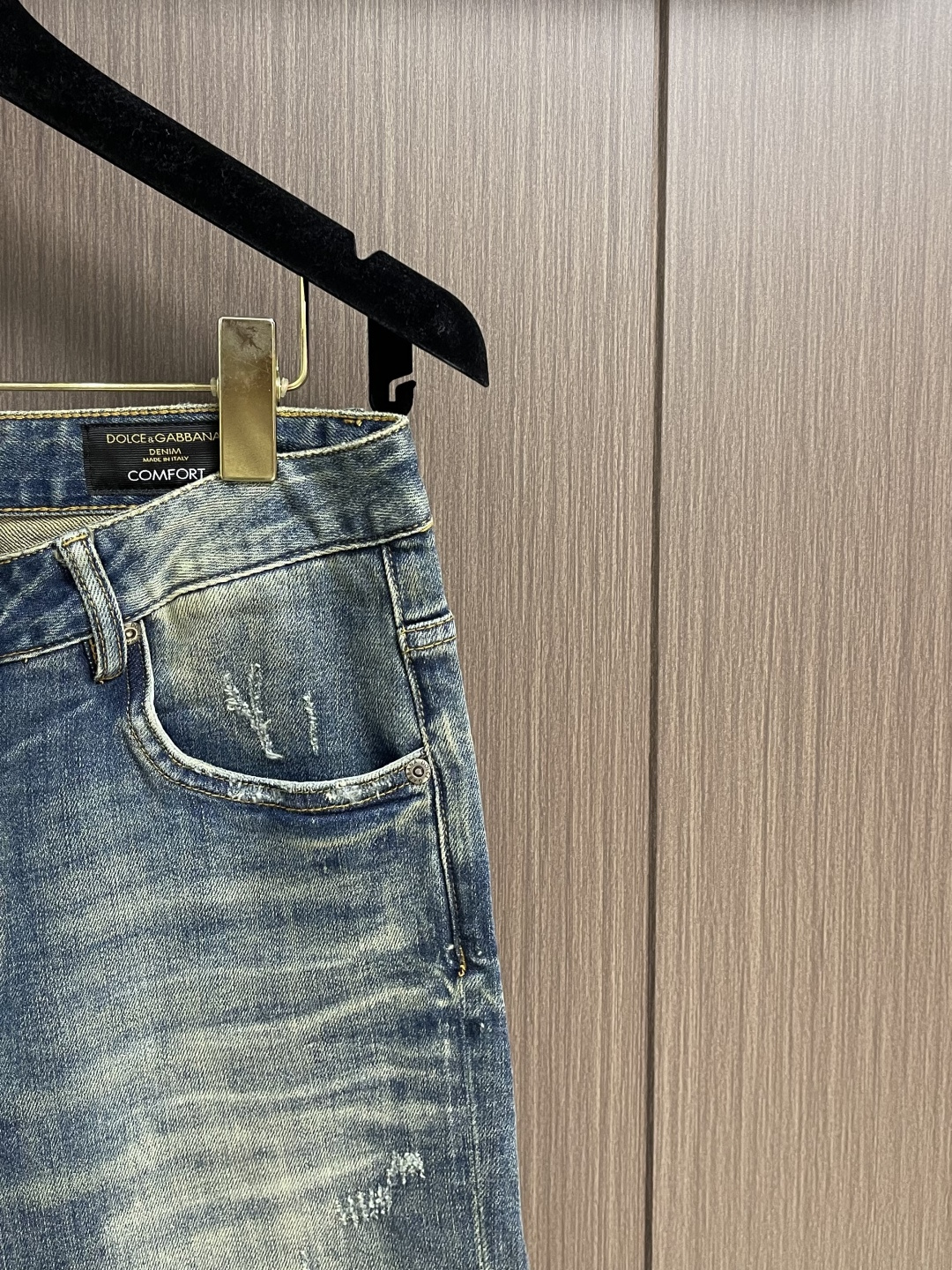 DG 2025SS新款标识牛仔长裤，生活休闲日常皆宜。选用的牛仔布料全部经过多道工序洗水、打磨、做旧处理