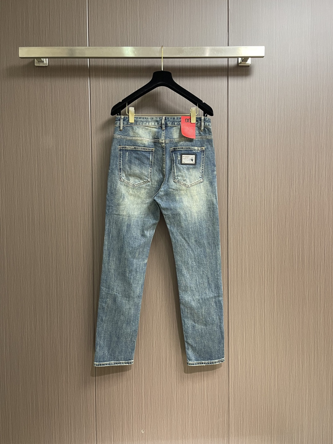 DG 2025SS新款标识牛仔长裤，生活休闲日常皆宜。选用的牛仔布料全部经过多道工序洗水、打磨、做旧处理