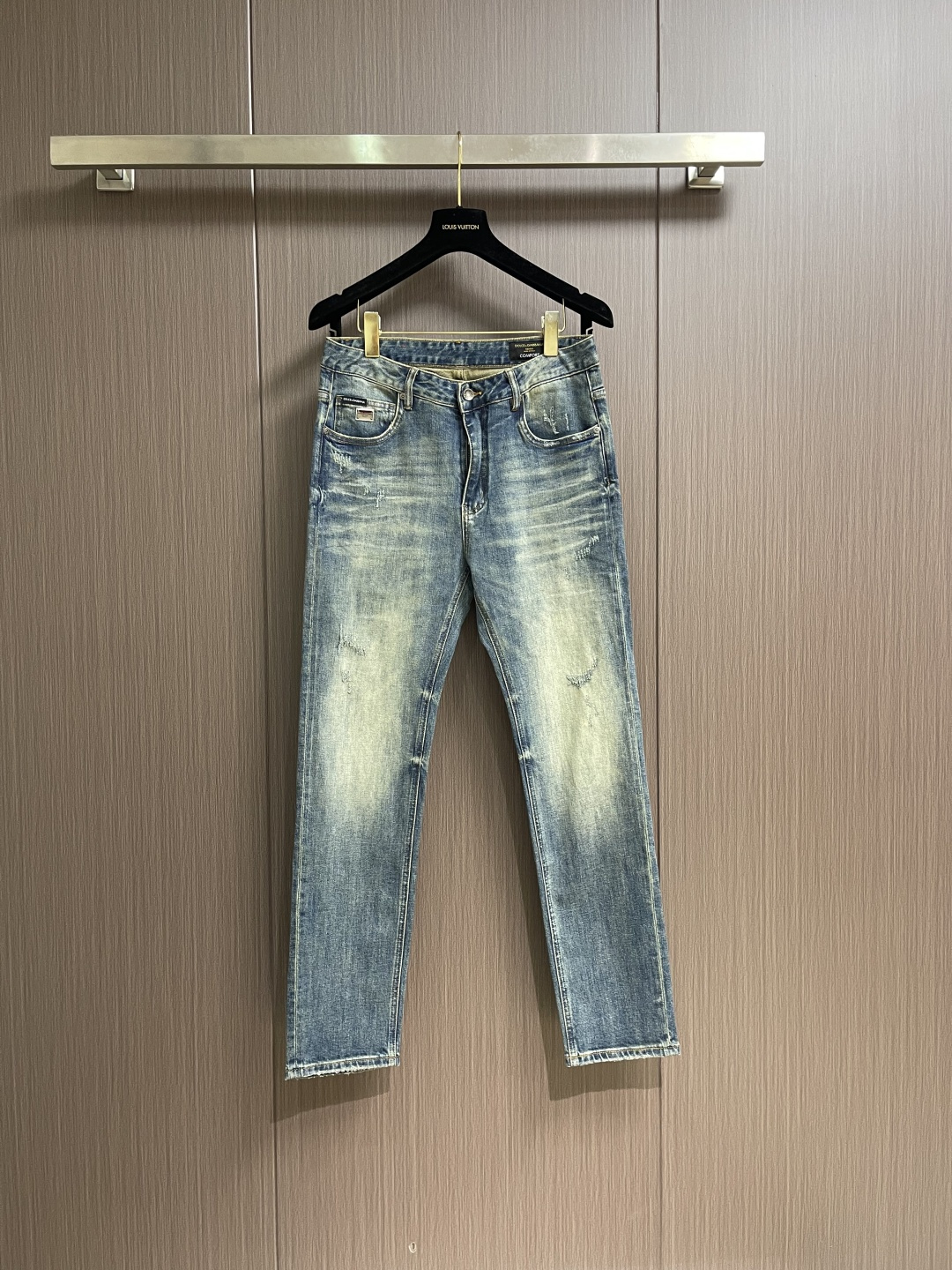 DG 2025SS新款标识牛仔长裤，生活休闲日常皆宜。选用的牛仔布料全部经过多道工序洗水、打磨、做旧处理