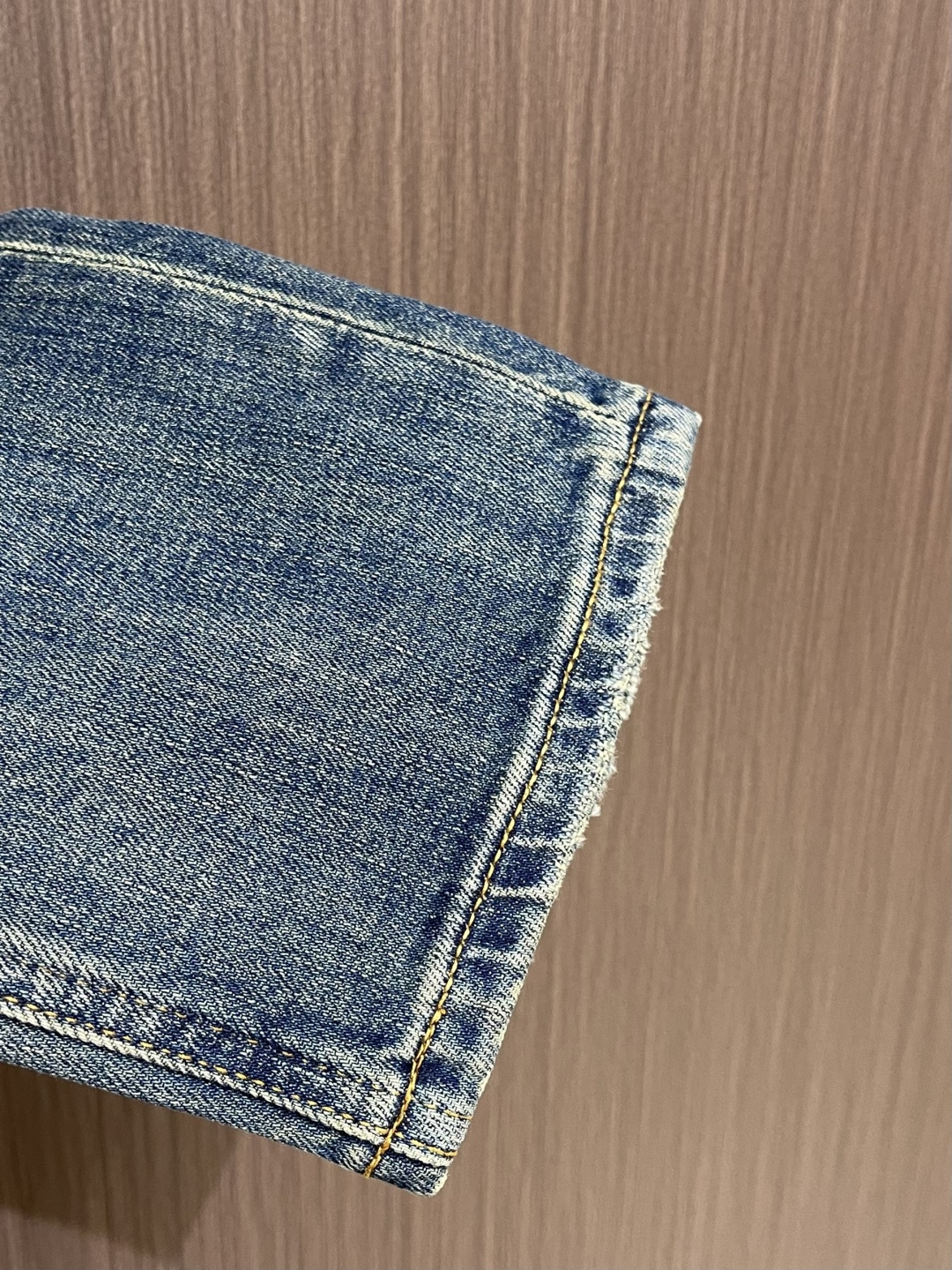 DG 2025SS新款标识牛仔长裤，生活休闲日常皆宜。选用的牛仔布料全部经过多道工序洗水、打磨、做旧处理