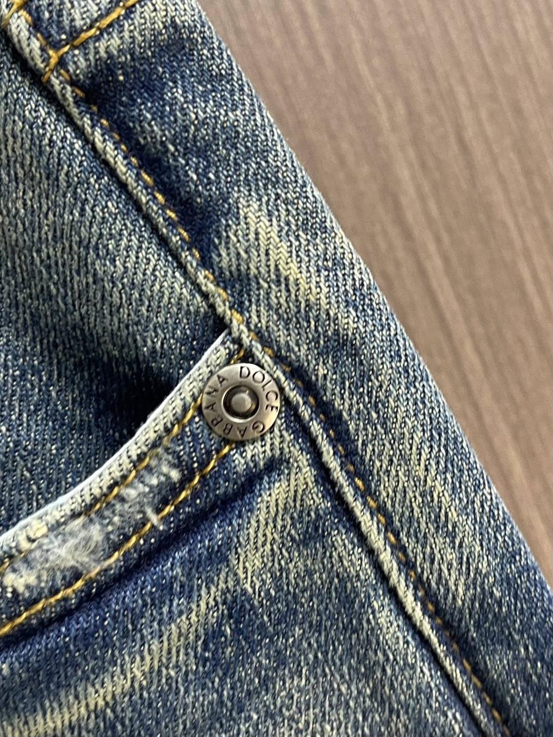 DG 2025SS新款标识牛仔长裤，生活休闲日常皆宜。选用的牛仔布料全部经过多道工序洗水、打磨、做旧处理