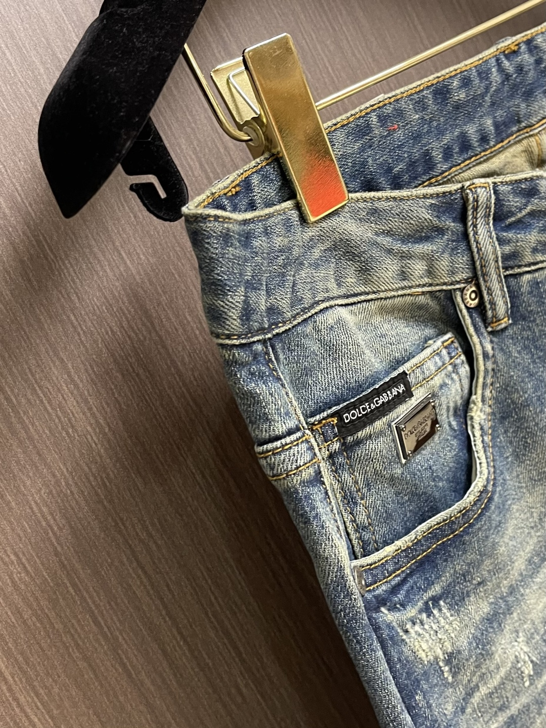 DG 2025SS新款标识牛仔长裤，生活休闲日常皆宜。选用的牛仔布料全部经过多道工序洗水、打磨、做旧处理