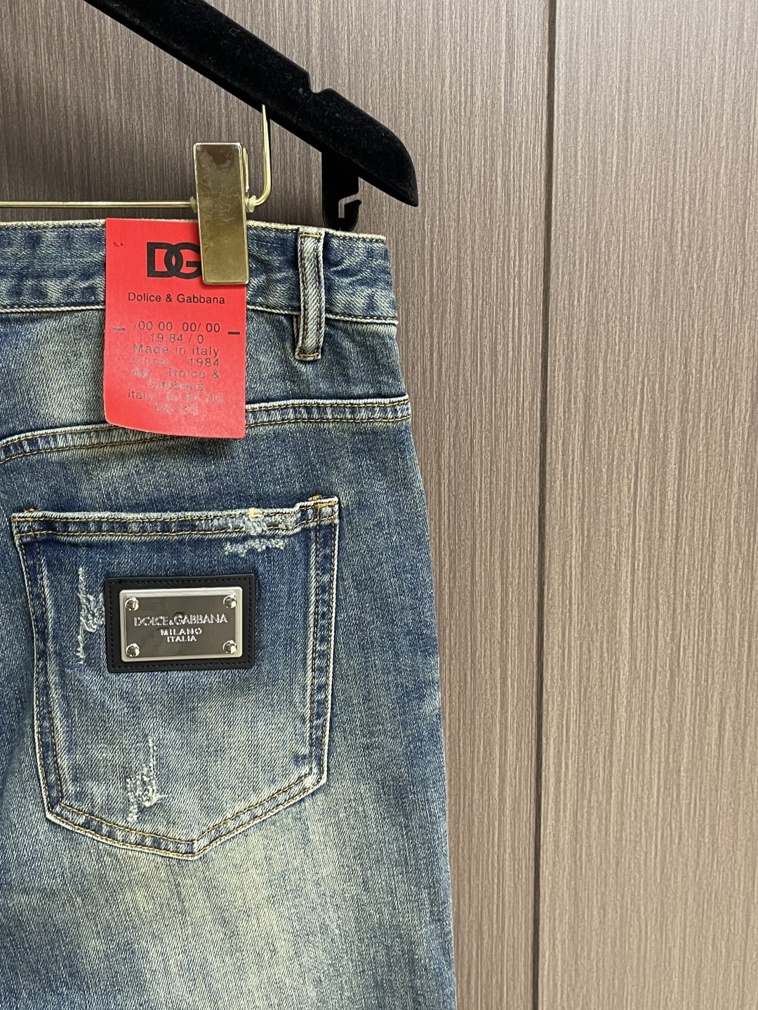 DG 2025SS新款标识牛仔长裤，生活休闲日常皆宜。选用的牛仔布料全部经过多道工序洗水、打磨、做旧处理