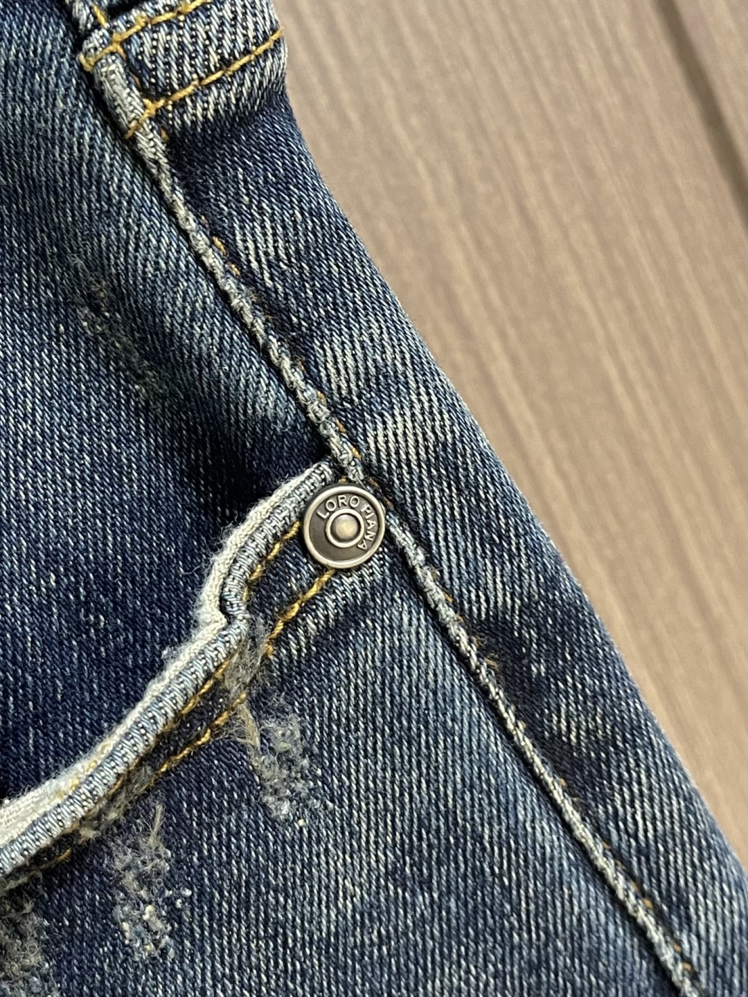 lP🆕 水洗直筒牛仔裤 肉眼可见的利落裁剪，直筒修身款裤型！100%定织定染牛仔丹宁布面，裤腰是经典的皮