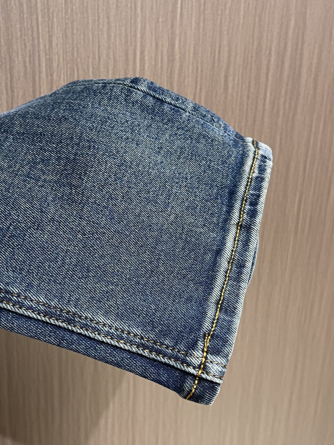 lP🆕 水洗直筒牛仔裤 肉眼可见的利落裁剪，直筒修身款裤型！100%定织定染牛仔丹宁布面，裤腰是经典的皮