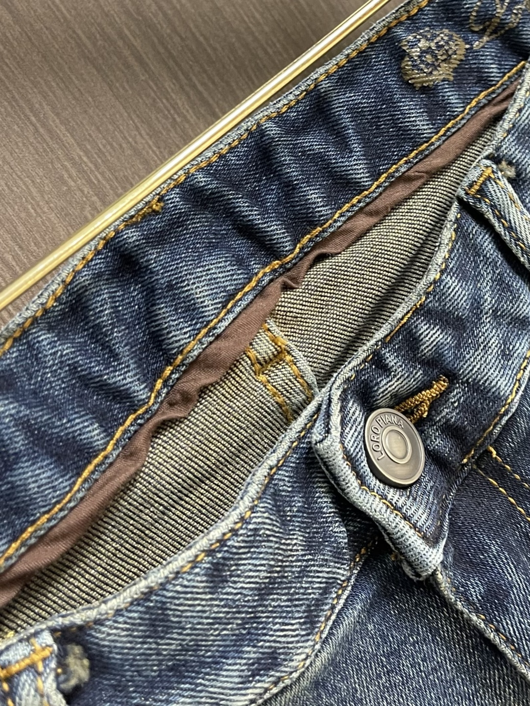 lP🆕 水洗直筒牛仔裤 肉眼可见的利落裁剪，直筒修身款裤型！100%定织定染牛仔丹宁布面，裤腰是经典的皮