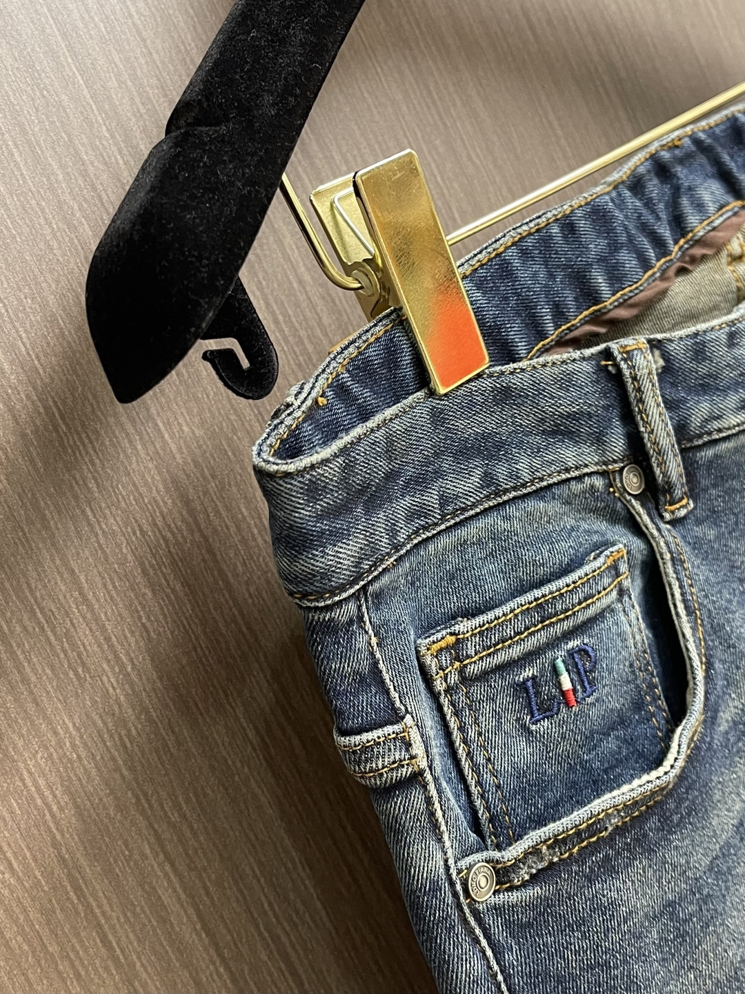 lP🆕 水洗直筒牛仔裤 肉眼可见的利落裁剪，直筒修身款裤型！100%定织定染牛仔丹宁布面，裤腰是经典的皮