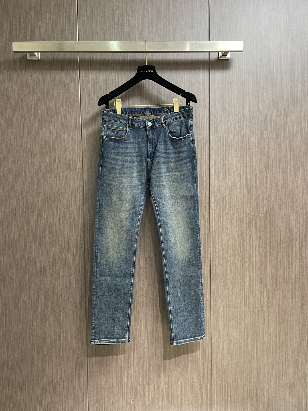 NO:609576,LP washed straight-leg jeans, neat cuts visible to the naked eye, straight-leg slim fit!  Custom-woven and dyed denim denim fabric, the waistband is a classic leather label!  The inner lining has belt loop details, dense and neat wiring, customized hardware with logo engraving, classic fly zipper, basic model with five pockets, and an easy-to-find upper body. Sizes 29-38 Yes 35 No 37, loro piana, jeans, alexander wang19860909LP 水洗直筒牛仔裤 肉眼可见的利落裁剪,直筒修身款裤型！定织定染牛仔丹宁布面,裤腰是经典的皮标！内衬有腰带袢细节,密实齐整走线,客供定制五金并有logo雕刻,经典门襟拉链,五口袋的基础款,上身不挑人.尺码29-38 有35 无37,,loro piana,jeans,alexander wang,Men's clothing