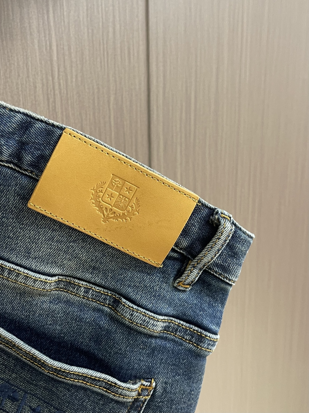 lP🆕 水洗直筒牛仔裤 肉眼可见的利落裁剪，直筒修身款裤型！100%定织定染牛仔丹宁布面，裤腰是经典的皮